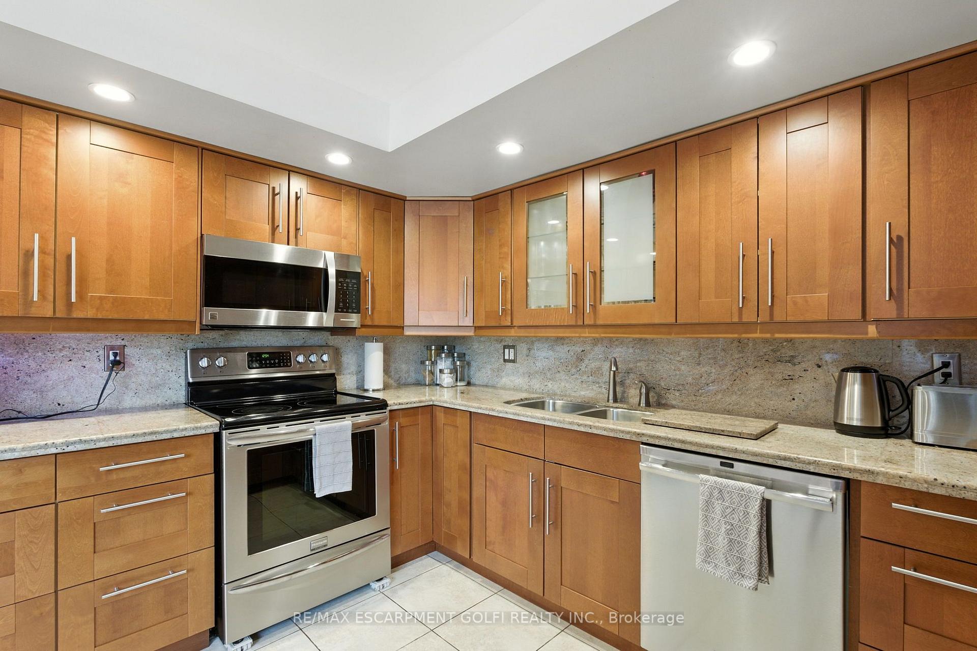 Photo 15 of Unit 208, 1201 North Shore Boulevard E, Burlington, Brant — HOMEH