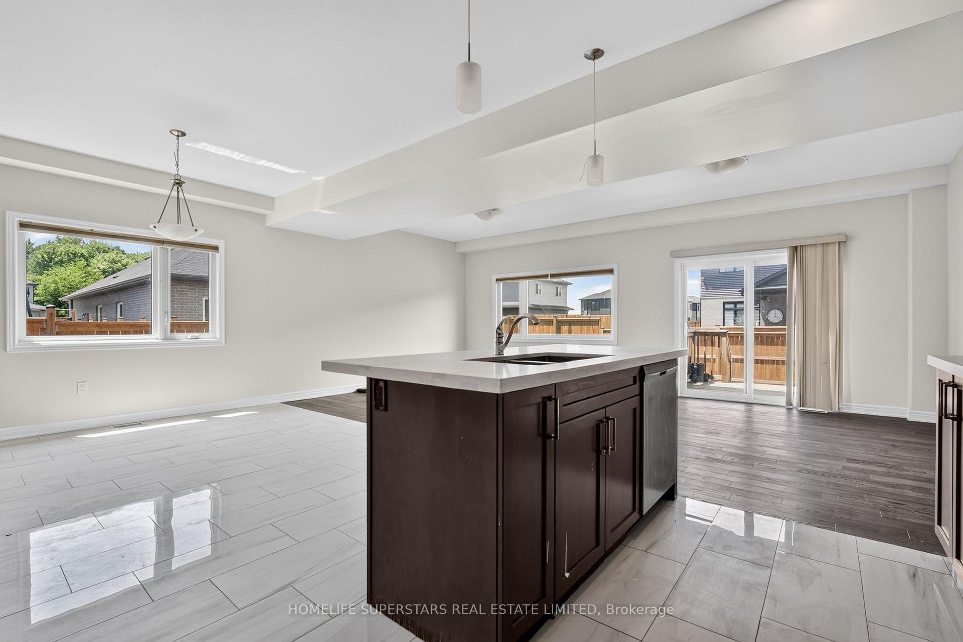 Photo 16 of 7213 Parsa Street, Niagara Falls, Brown — HOMEH