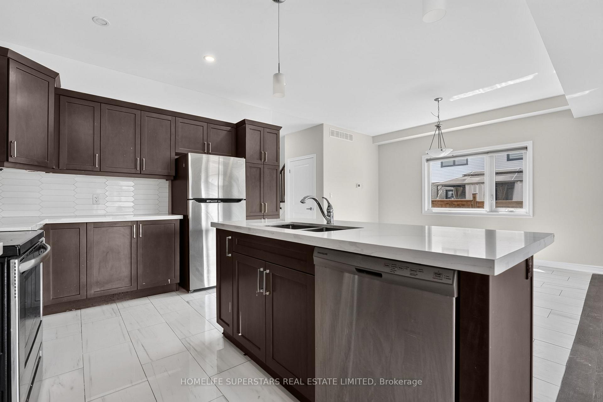 Photo 18 of 7213 Parsa Street, Niagara Falls, Brown — HOMEH