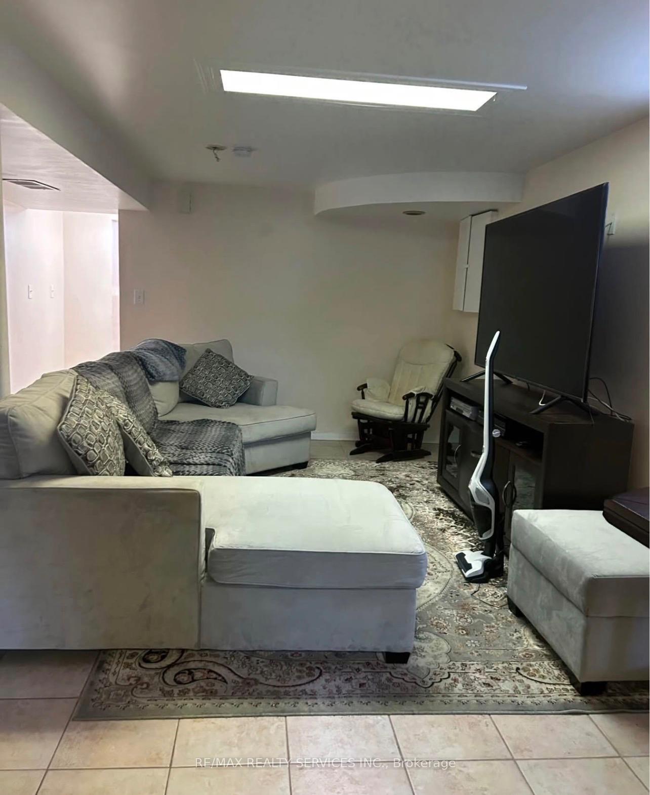 Photo 2 of 3311 Pilcom Crescent, Mississauga, Fairview — HOMEH