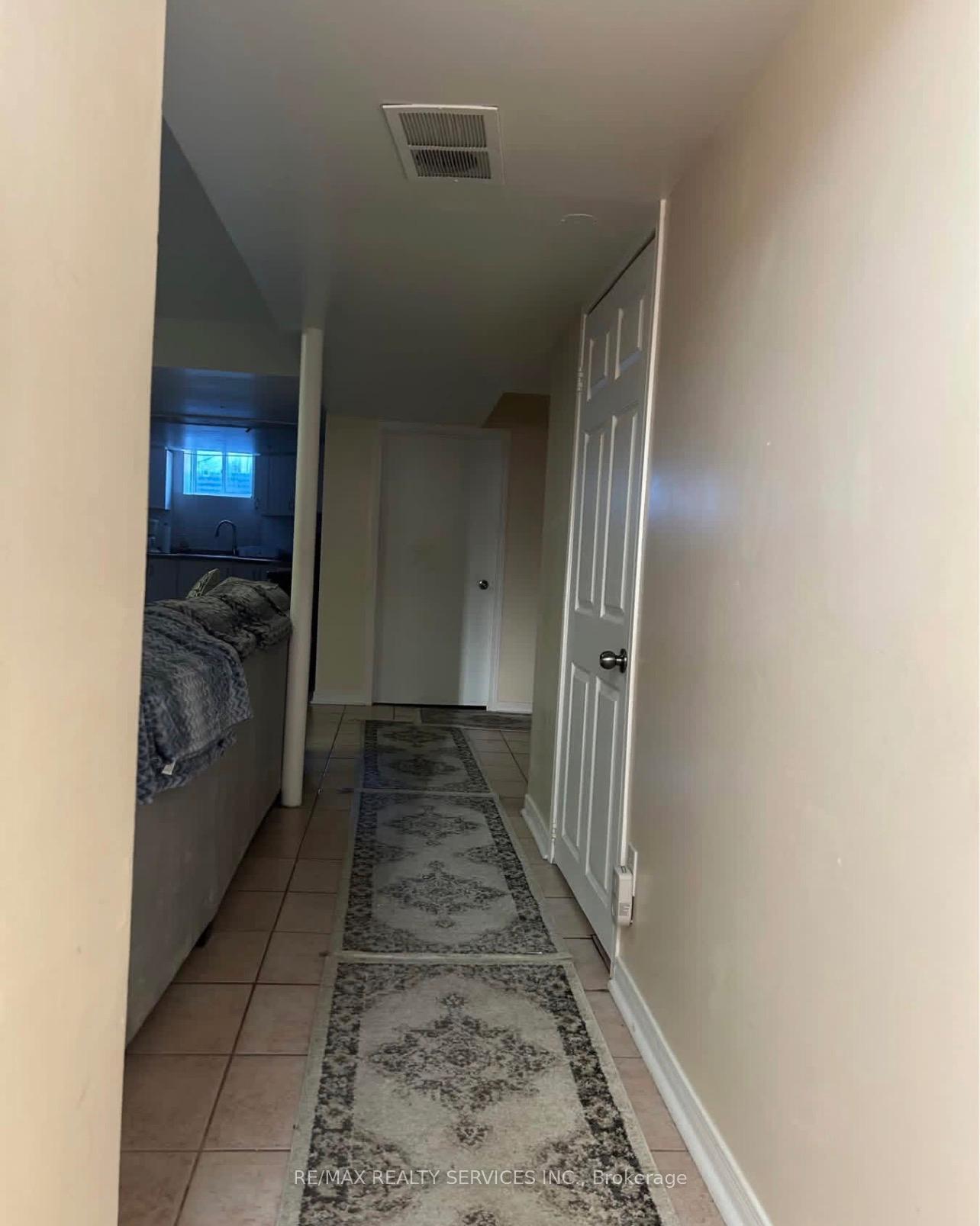 Photo 3 of 3311 Pilcom Crescent, Mississauga, Fairview — HOMEH