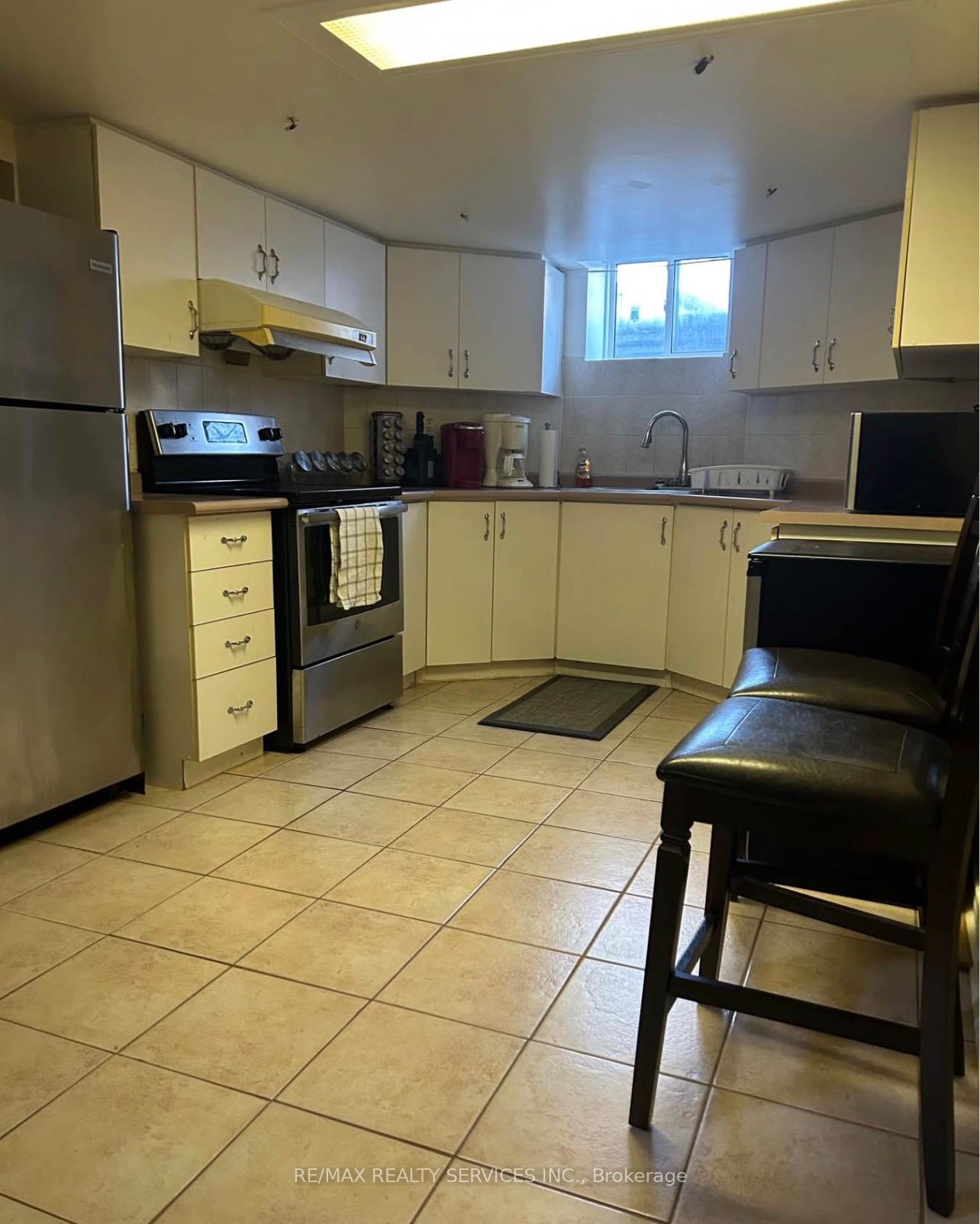 Photo 4 of 3311 Pilcom Crescent, Mississauga, Fairview — HOMEH