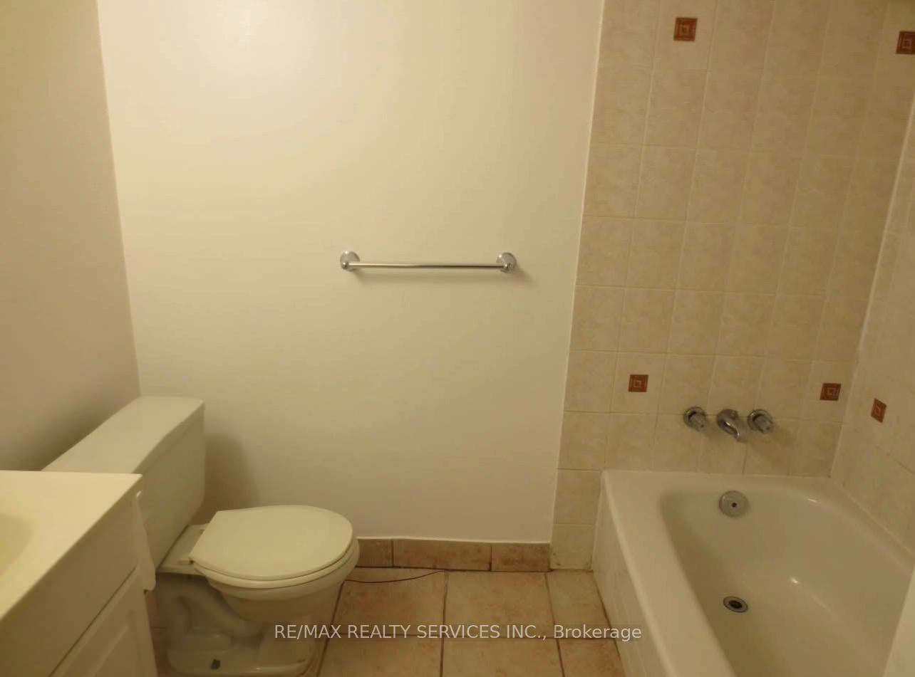 Photo 6 of 3311 Pilcom Crescent, Mississauga, Fairview — HOMEH