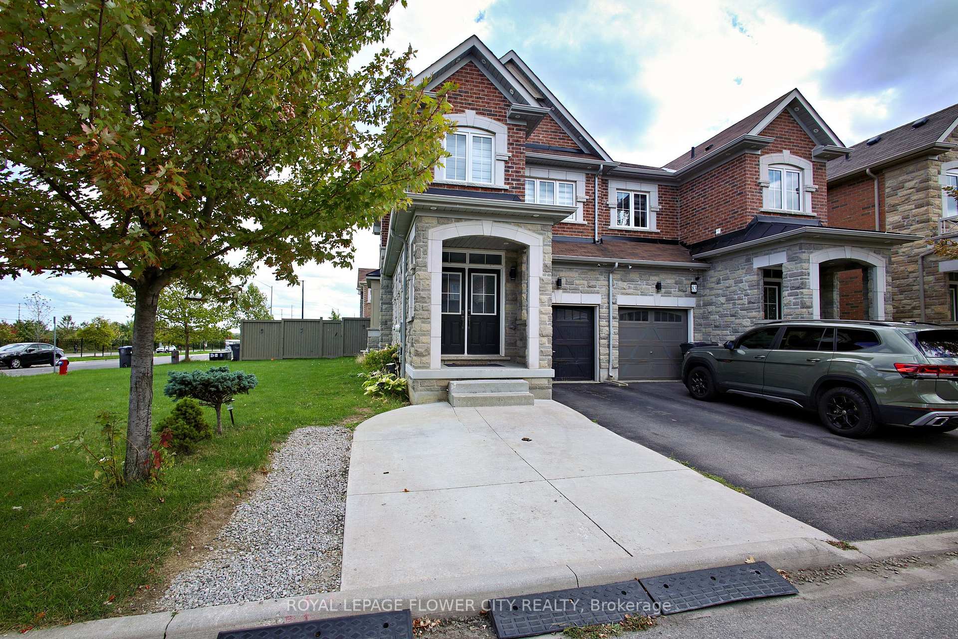 Photo 3 of 81 Baffin Crescent, Brampton, Northwest Brampton — HOMEH