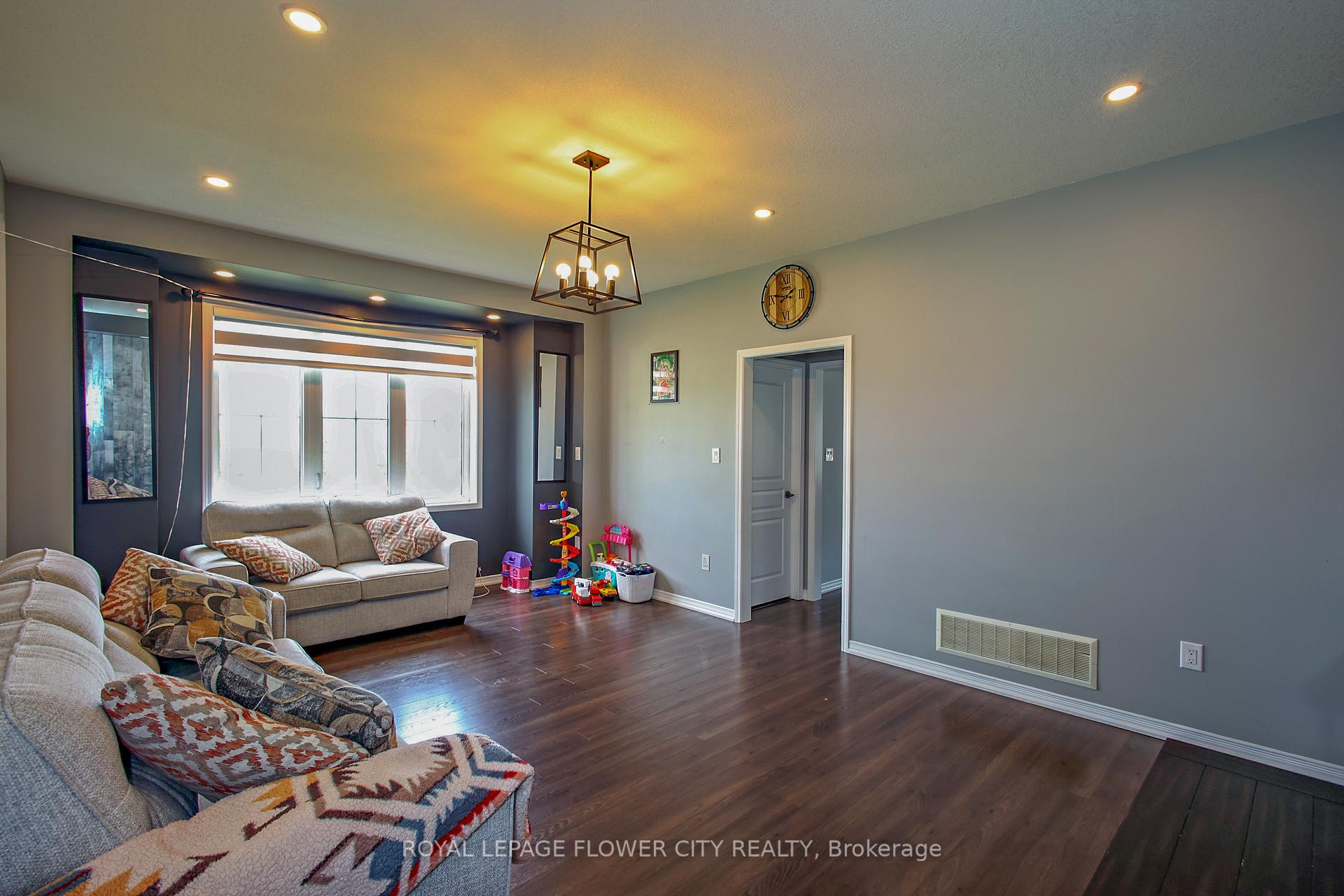 Photo 11 of 81 Baffin Crescent, Brampton, Northwest Brampton — HOMEH
