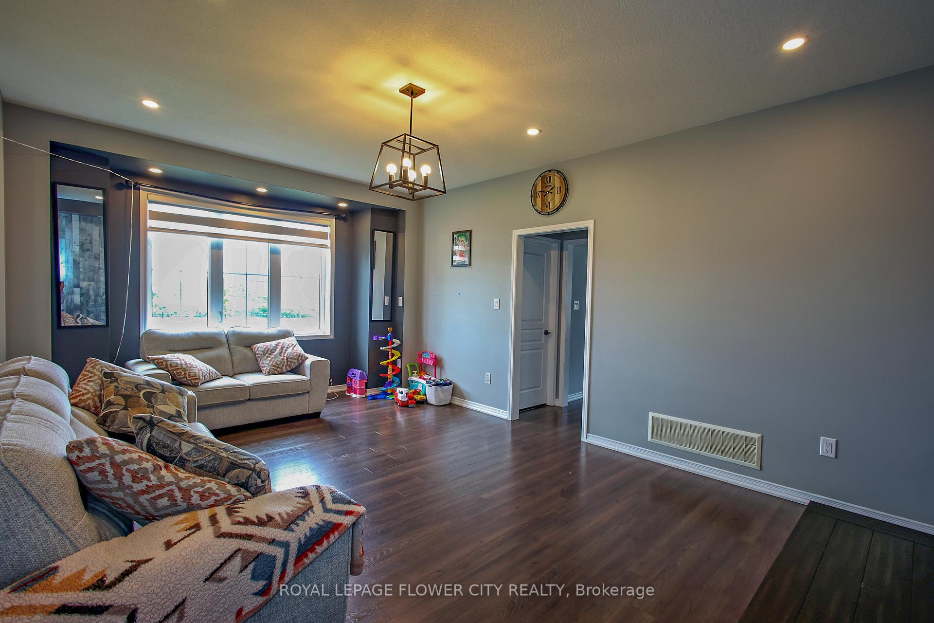 Photo 12 of 81 Baffin Crescent, Brampton, Northwest Brampton — HOMEH