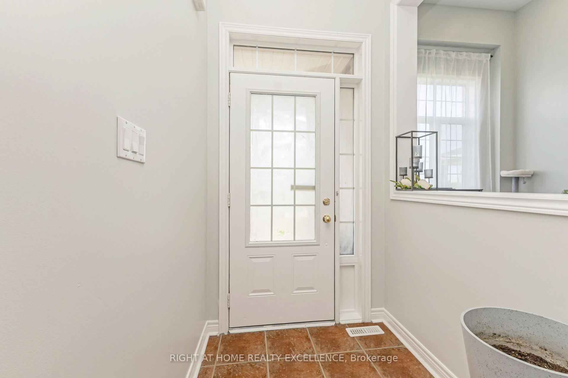 Photo 4 of 17 Keeleview Crescent, Brampton, Sandringham-Wellington — HOMEH