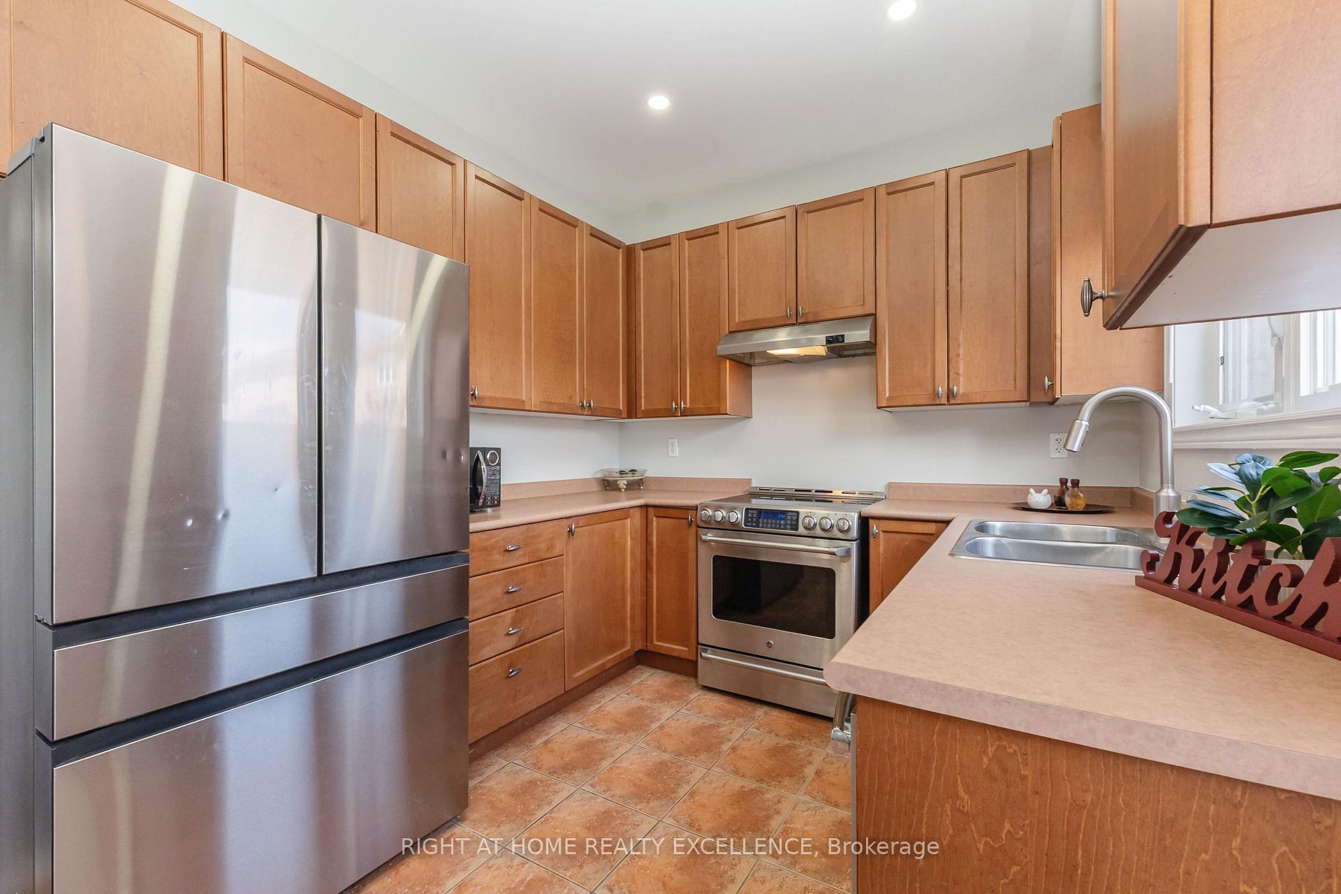 Photo 16 of 17 Keeleview Crescent, Brampton, Sandringham-Wellington — HOMEH