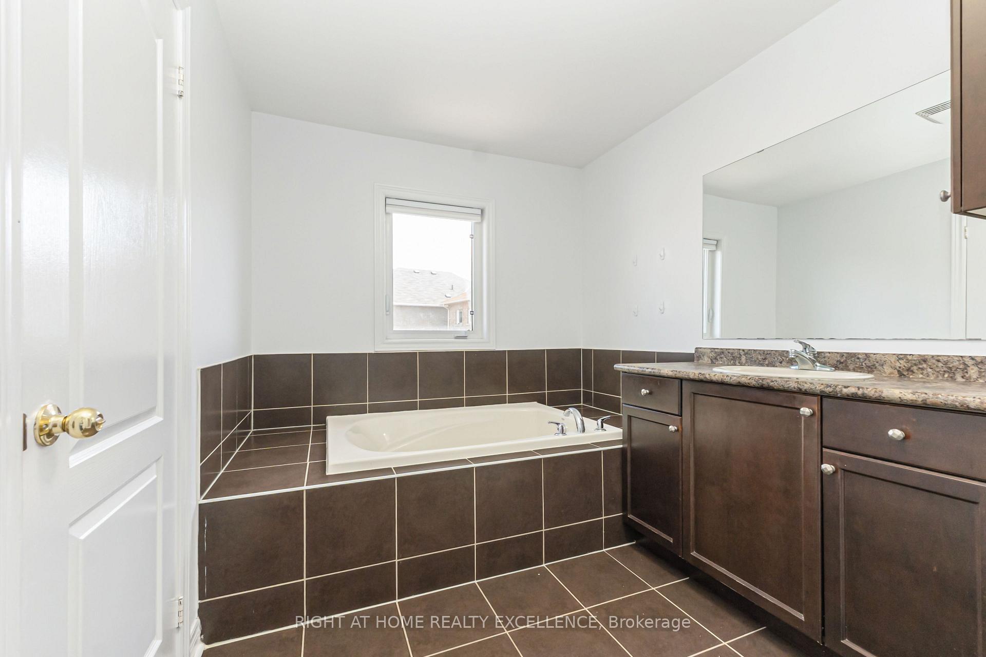 Photo 32 of 17 Keeleview Crescent, Brampton, Sandringham-Wellington — HOMEH