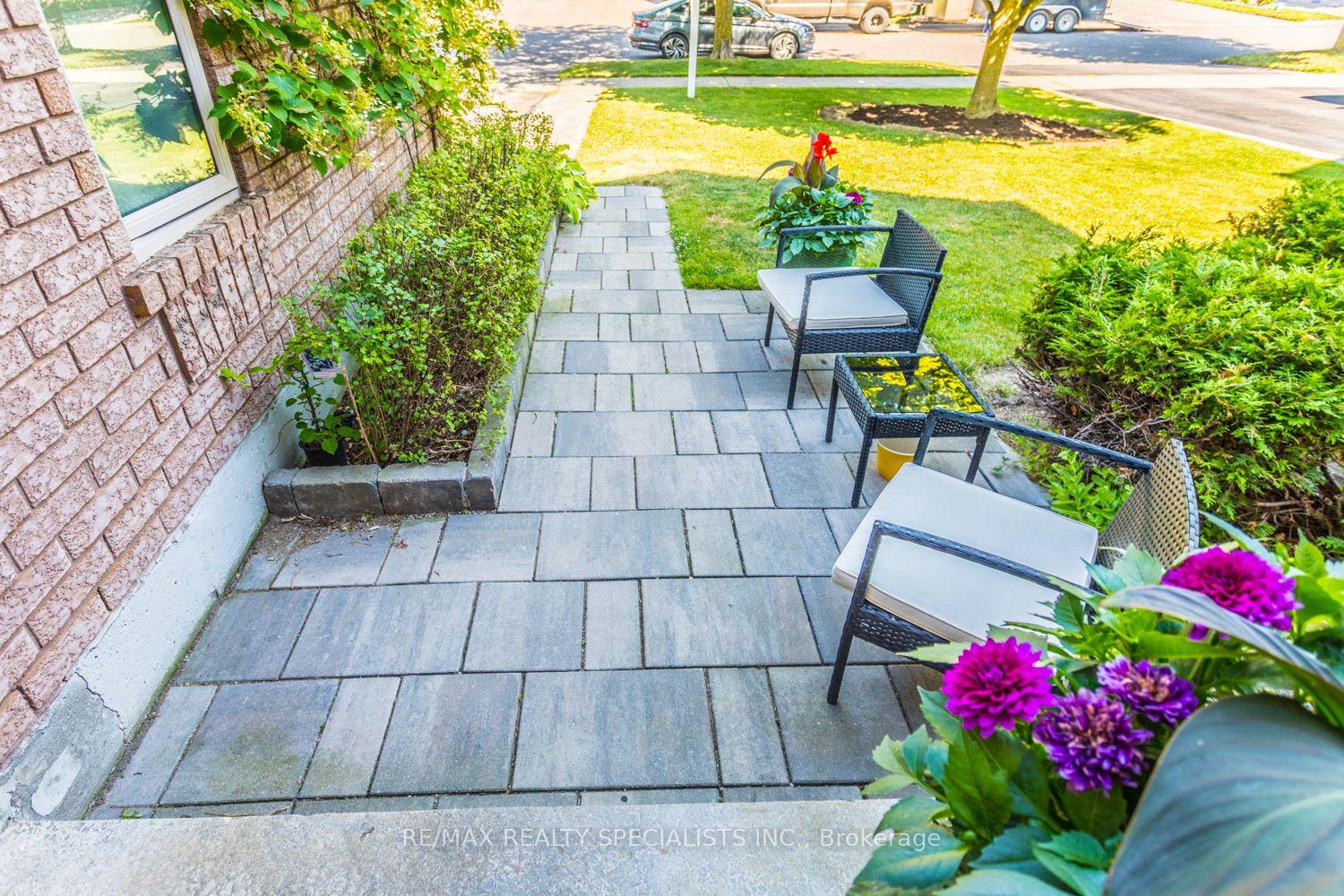 Photo 3 of 10 Split Maple Lane, Halton Hills, Georgetown — HOMEH
