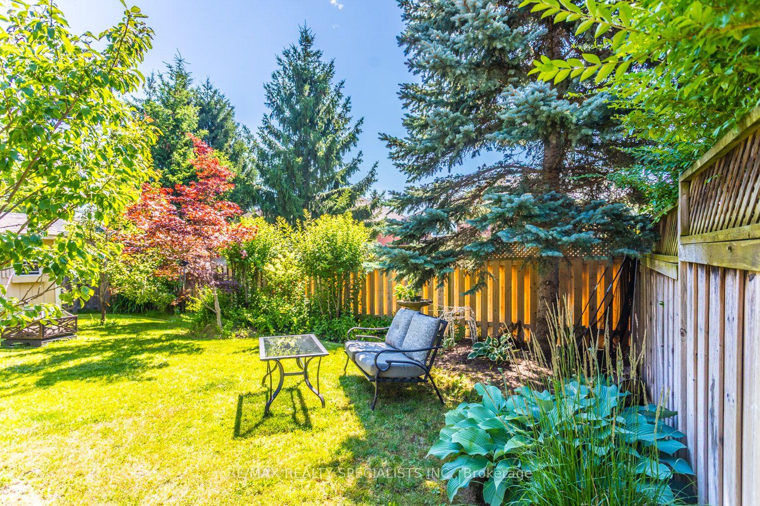 Photo 5 of 10 Split Maple Lane, Halton Hills, Georgetown — HOMEH
