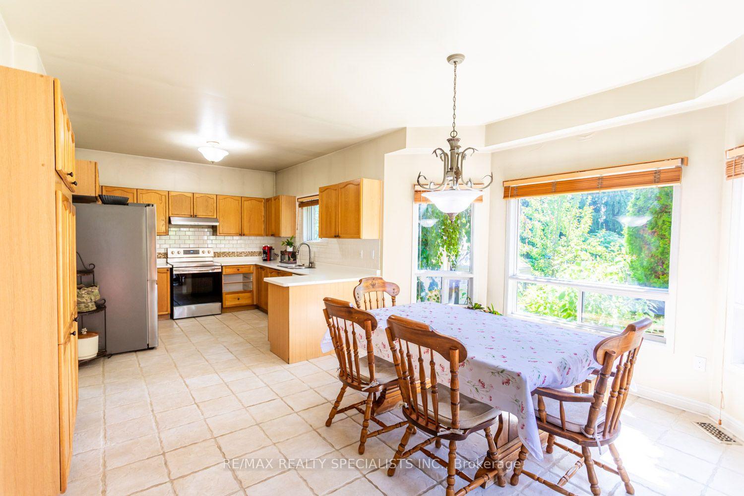 Photo 25 of 10 Split Maple Lane, Halton Hills, Georgetown — HOMEH