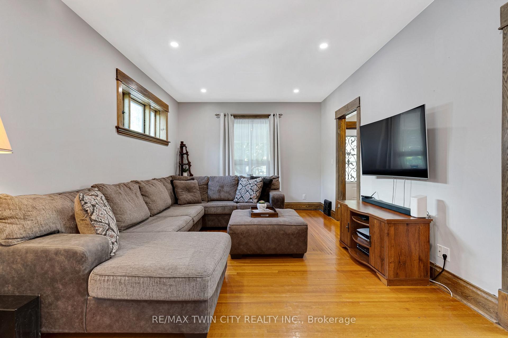 Photo 10 of 630 Lawrence Street, Cambridge, Preston Centre — HOMEH