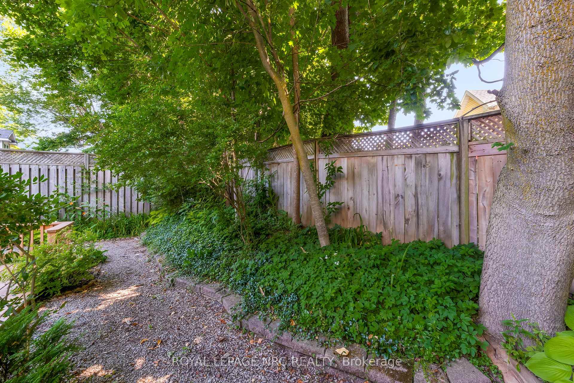 Photo 3 of 25 Milburn Drive, Pelham, Fonthill — HOMEH
