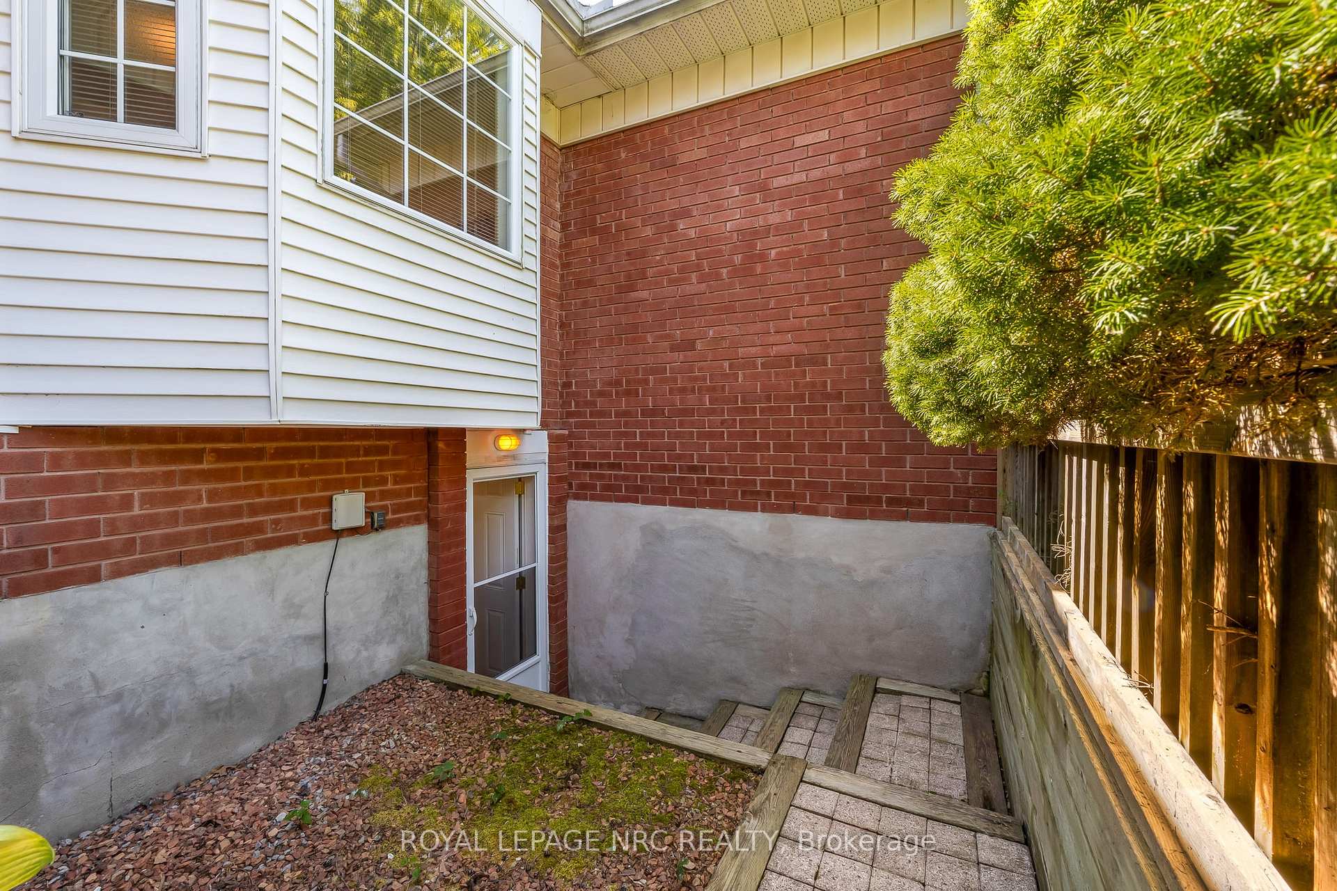 Photo 8 of 25 Milburn Drive, Pelham, Fonthill — HOMEH