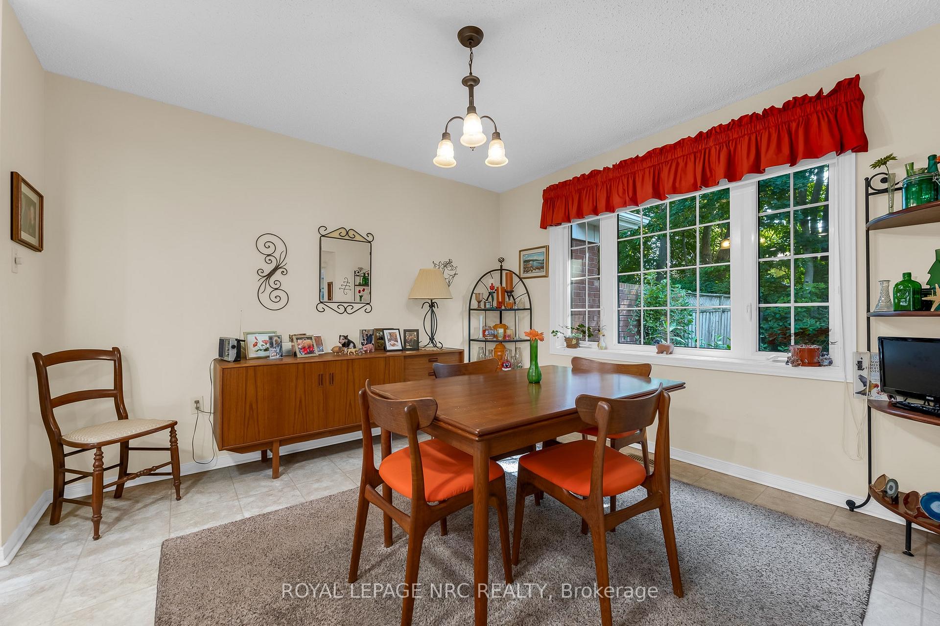 Photo 12 of 25 Milburn Drive, Pelham, Fonthill — HOMEH