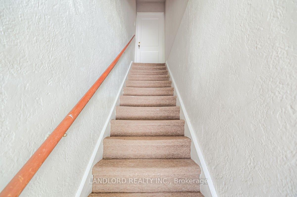 Photo 4 of Unit Upper, 20 Acacia Road, Toronto, Mount Pleasant West — HOMEH