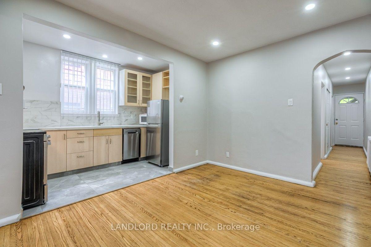 Photo 5 of Unit Lower, 16 Acacia Road, Toronto, Mount Pleasant West — HOMEH