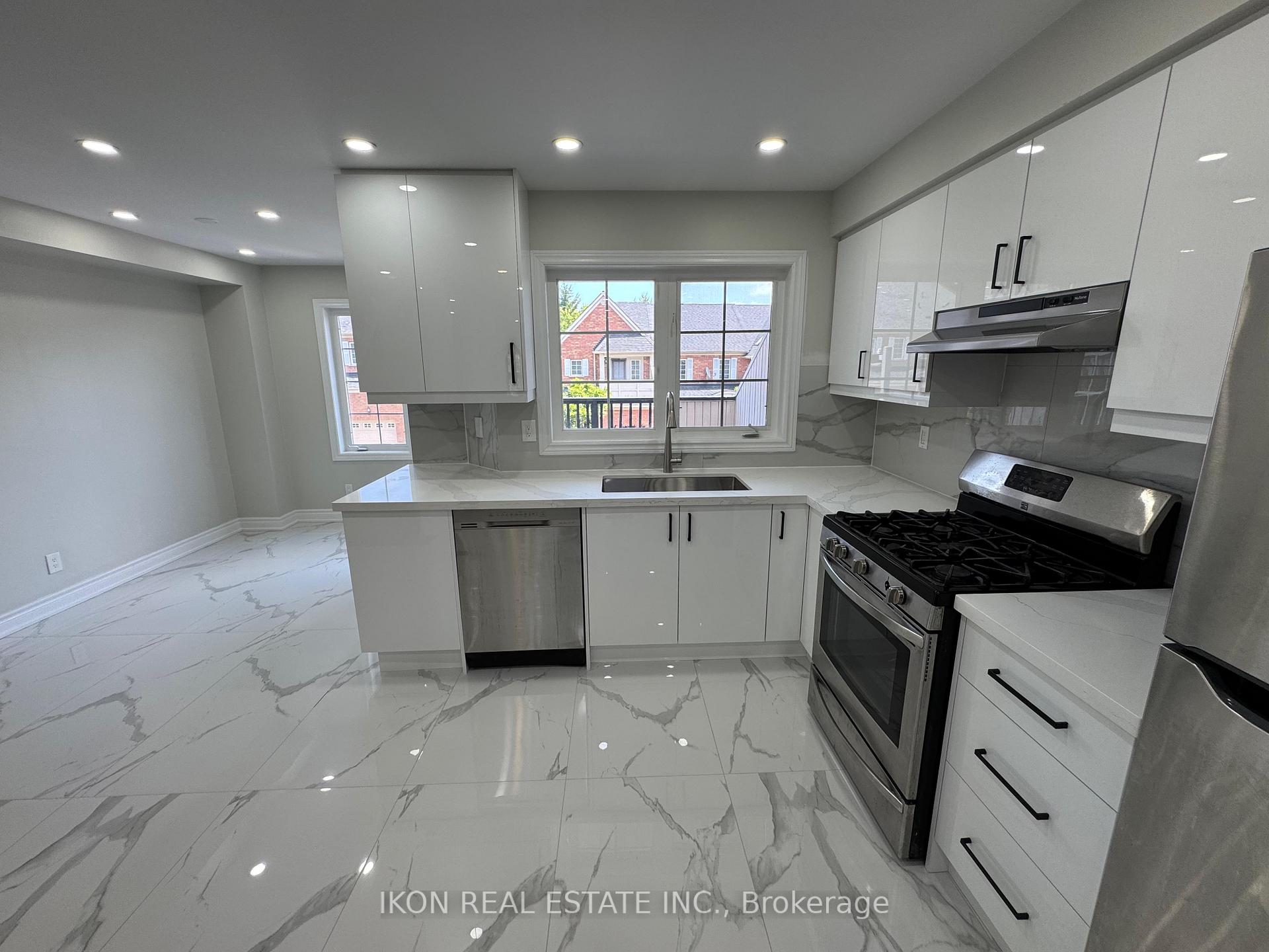 Photo 18 of 67 Sprucedale Way E, Whitby, Pringle Creek — HOMEH