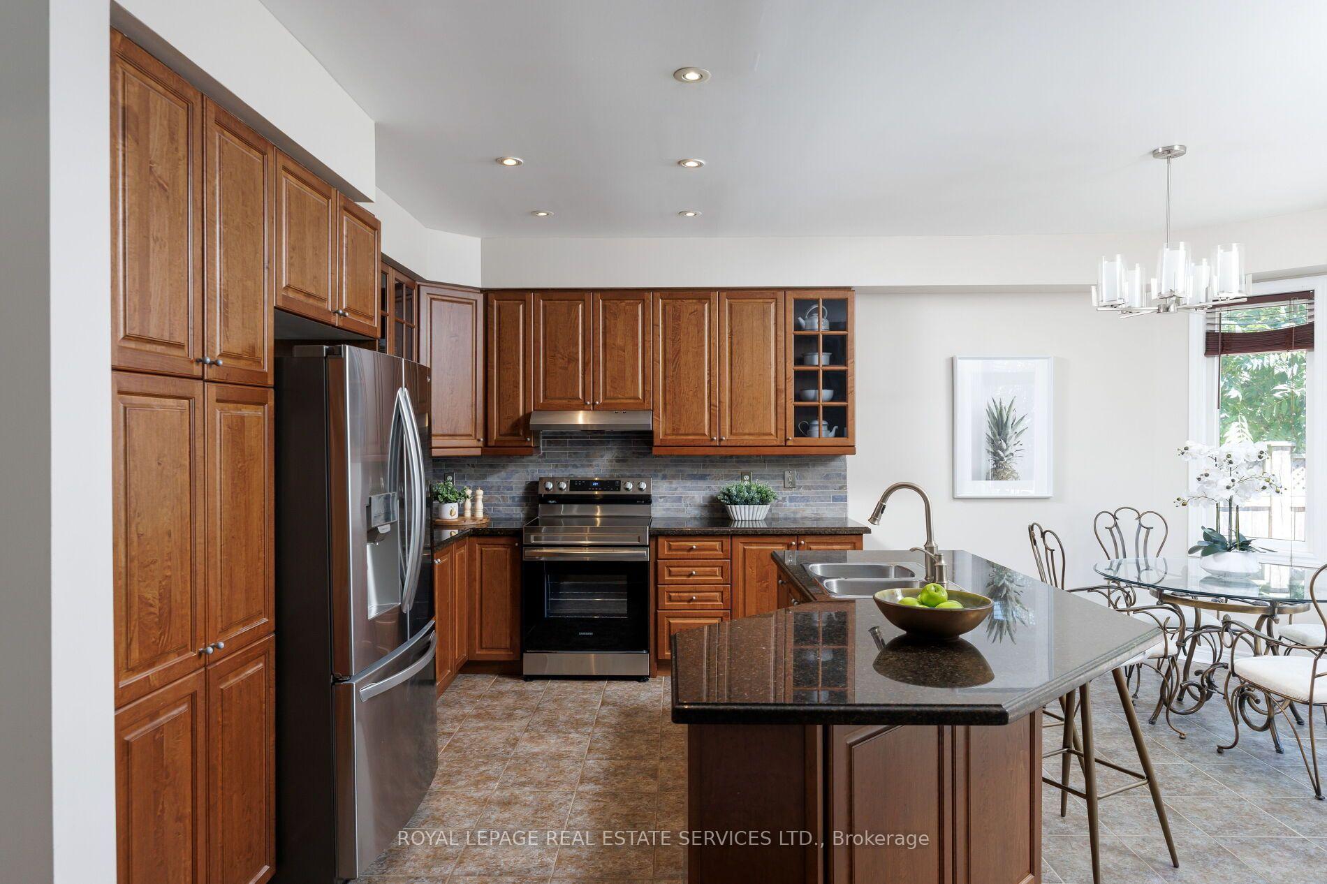 Photo 12 of 2190 Kingsridge Drive, Oakville, Westmount — HOMEH