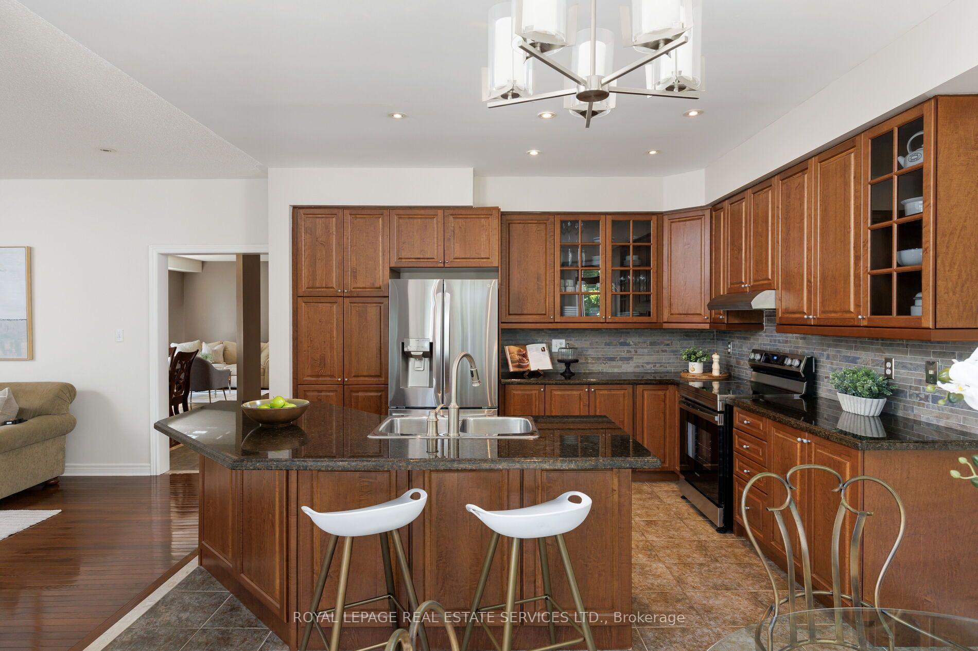 Photo 13 of 2190 Kingsridge Drive, Oakville, Westmount — HOMEH