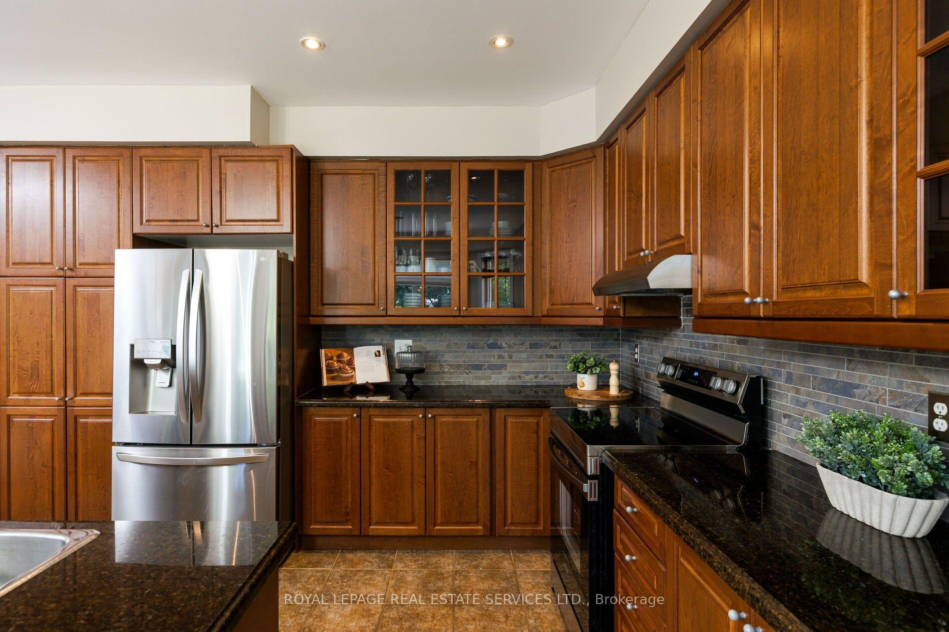 Photo 14 of 2190 Kingsridge Drive, Oakville, Westmount — HOMEH