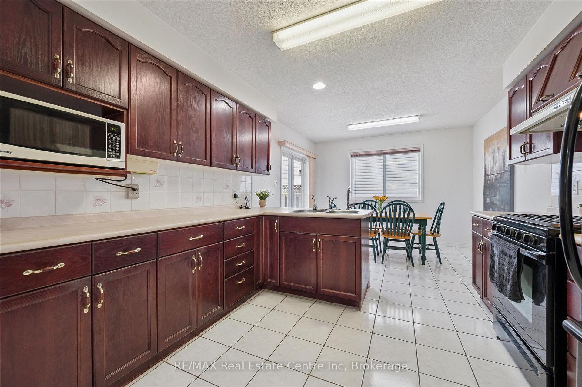 Photo 5 of 19 Merganser Drive, Guelph, Kortright Hills — HOMEH