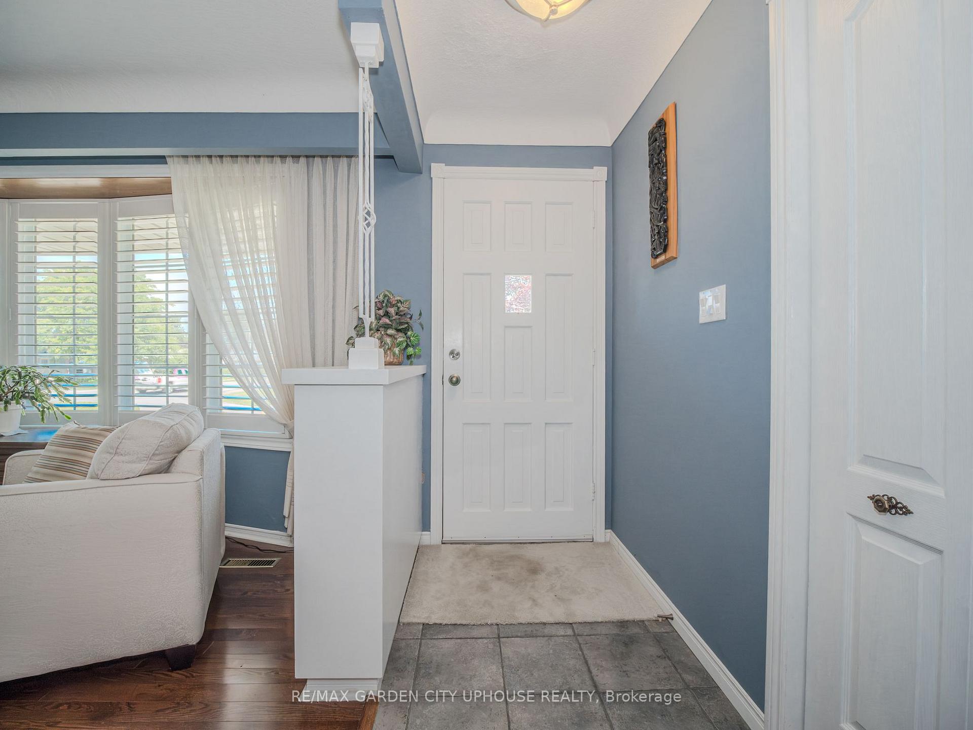 Photo 3 of 2 Croydon Drive, St. Catharines, Lakeshore — HOMEH