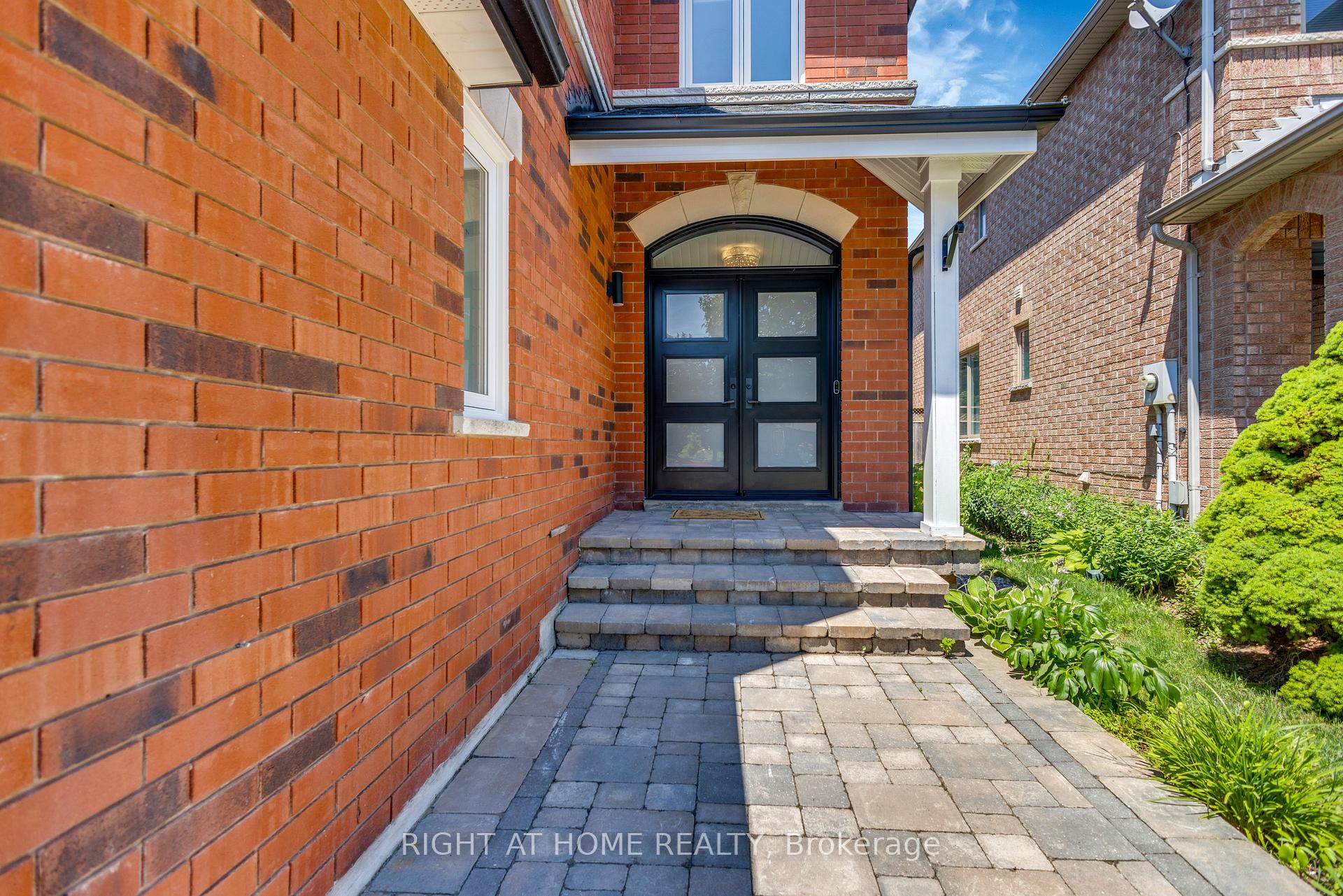 Photo 4 of 2029 Westmount Drive, Oakville, Westmount — HOMEH