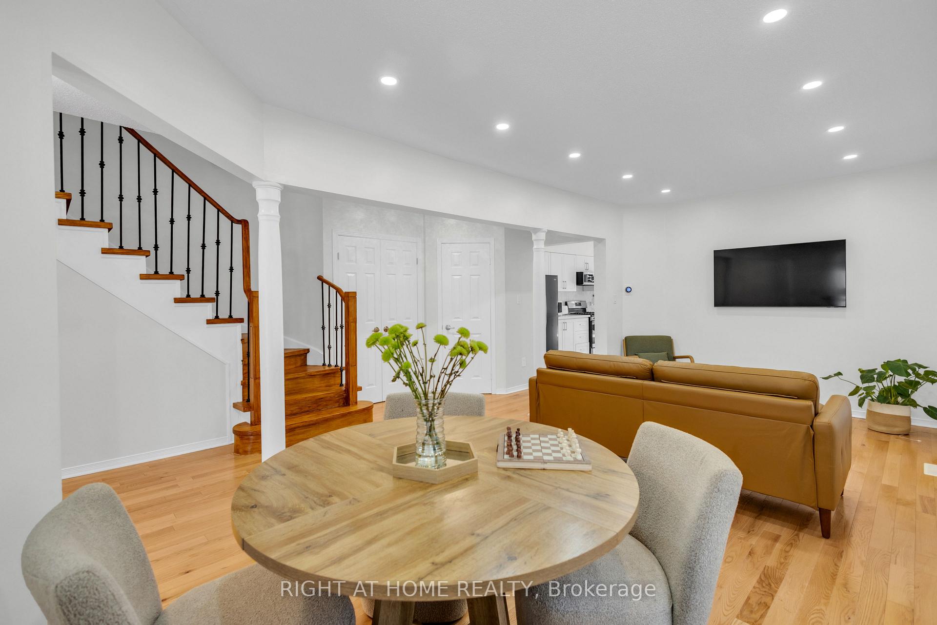 Photo 6 of 2029 Westmount Drive, Oakville, Westmount — HOMEH