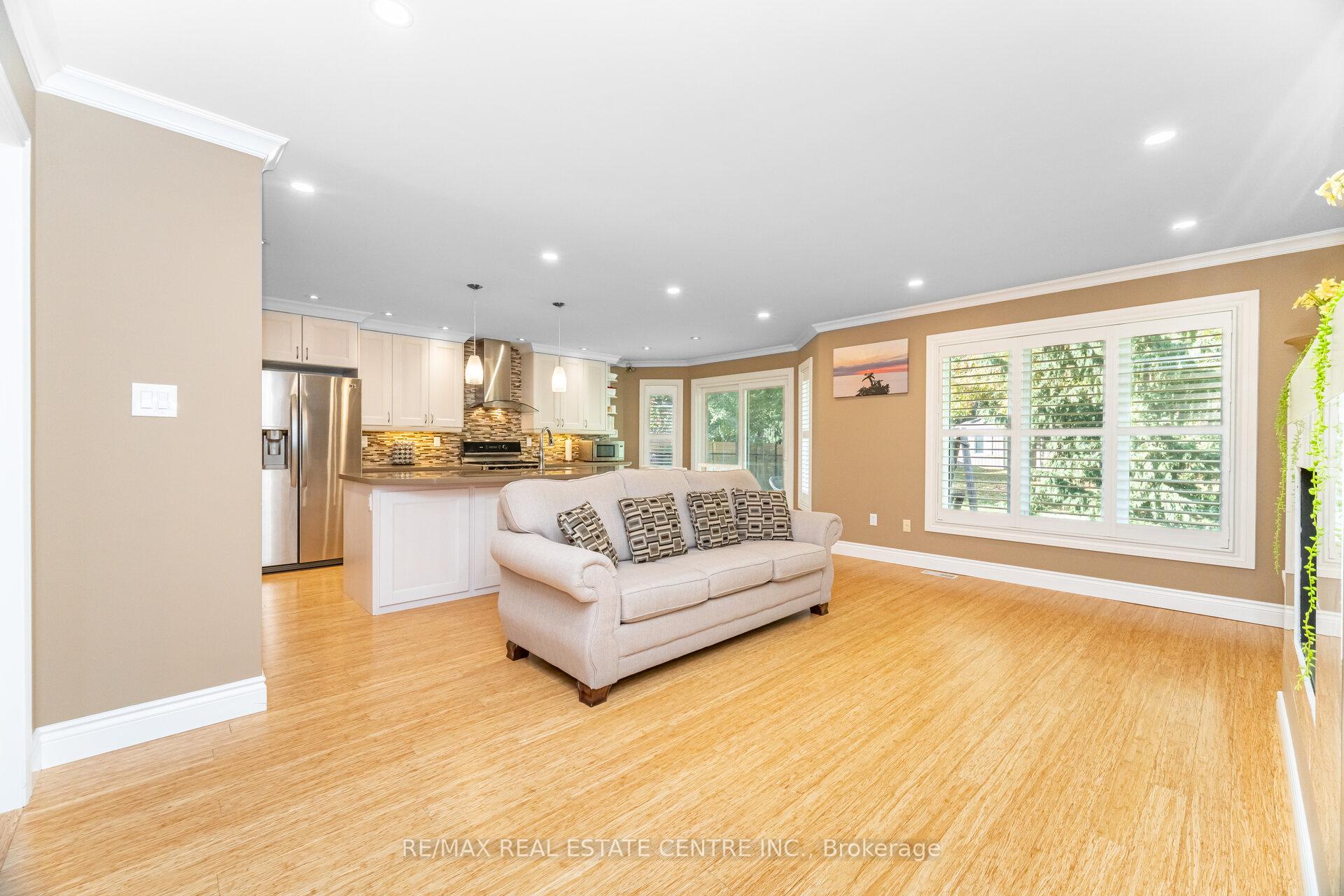 Photo 13 of 327 Cavendish Drive, Hamilton, Ancaster — HOMEH