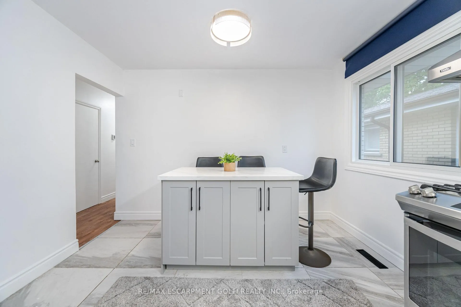 Photo 9 of 297 Mohawk Road W, Hamilton, Rolston — HOMEH