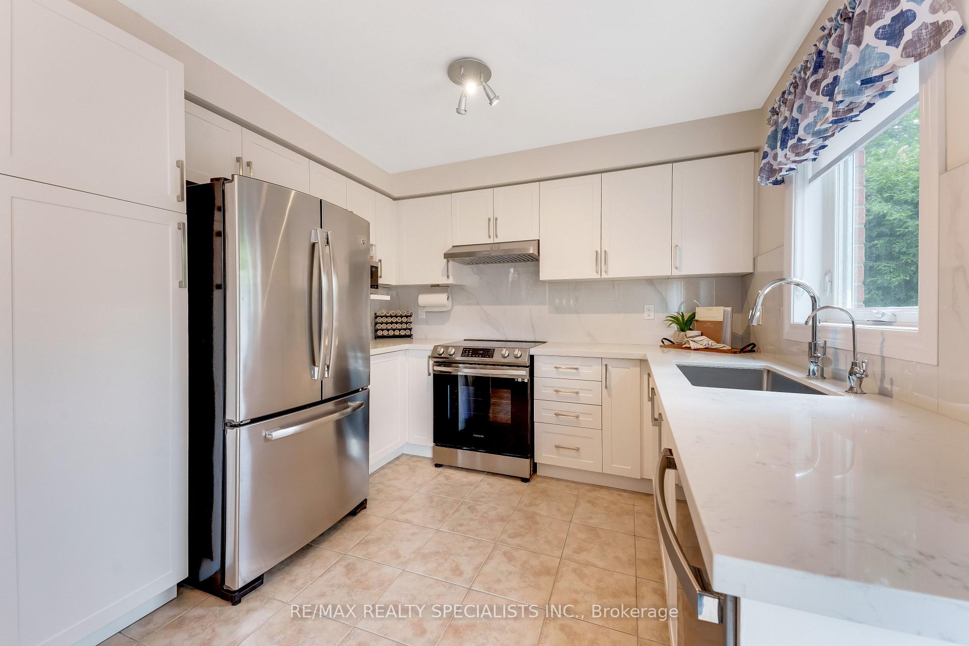 Photo 8 of 54 Red Plant Crescent, Brampton, Northwest Sandalwood Parkway — HOMEH