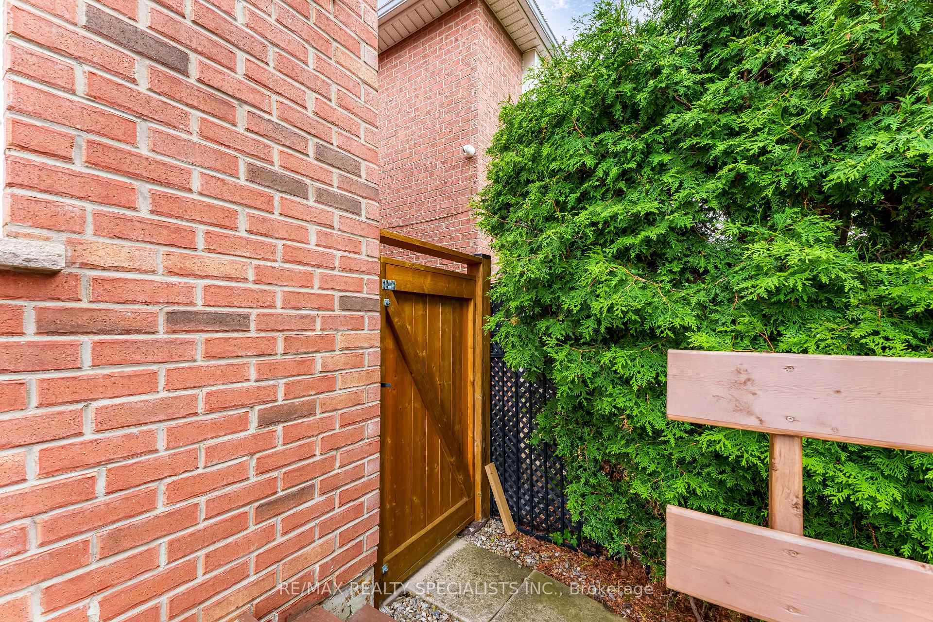 Photo 31 of 54 Red Plant Crescent, Brampton, Northwest Sandalwood Parkway — HOMEH