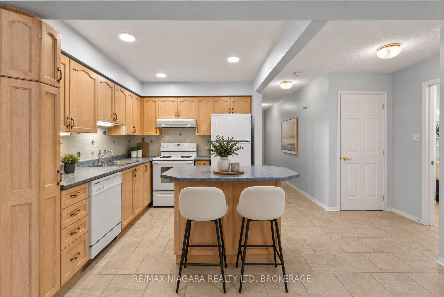 Photo 10 of Unit 15, 53 Bunting Road, St. Catharines, Secord Woods — HOMEH