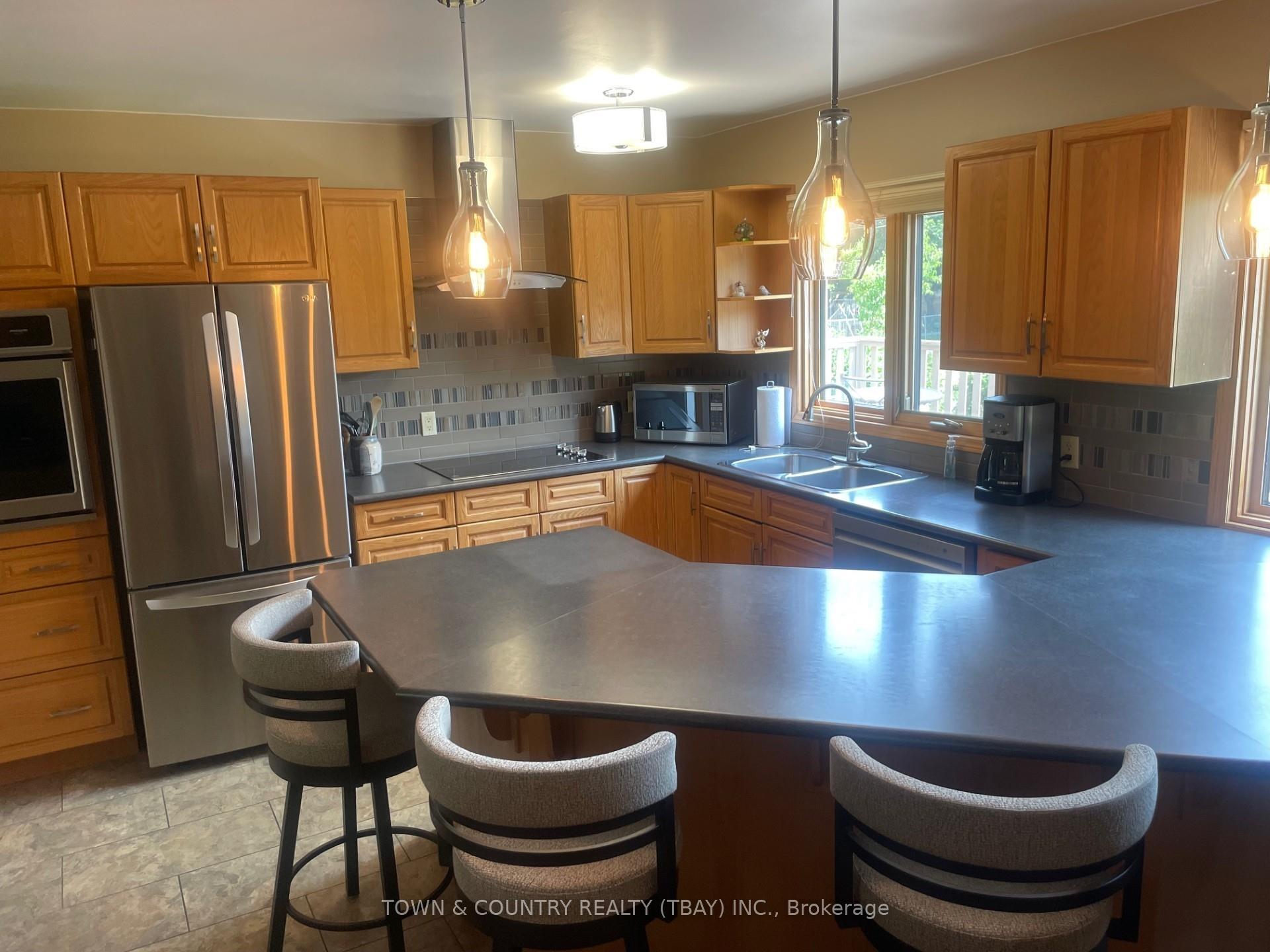 Photo 3 of 145 Duke Street, Thunder Bay, College Heights — HOMEH
