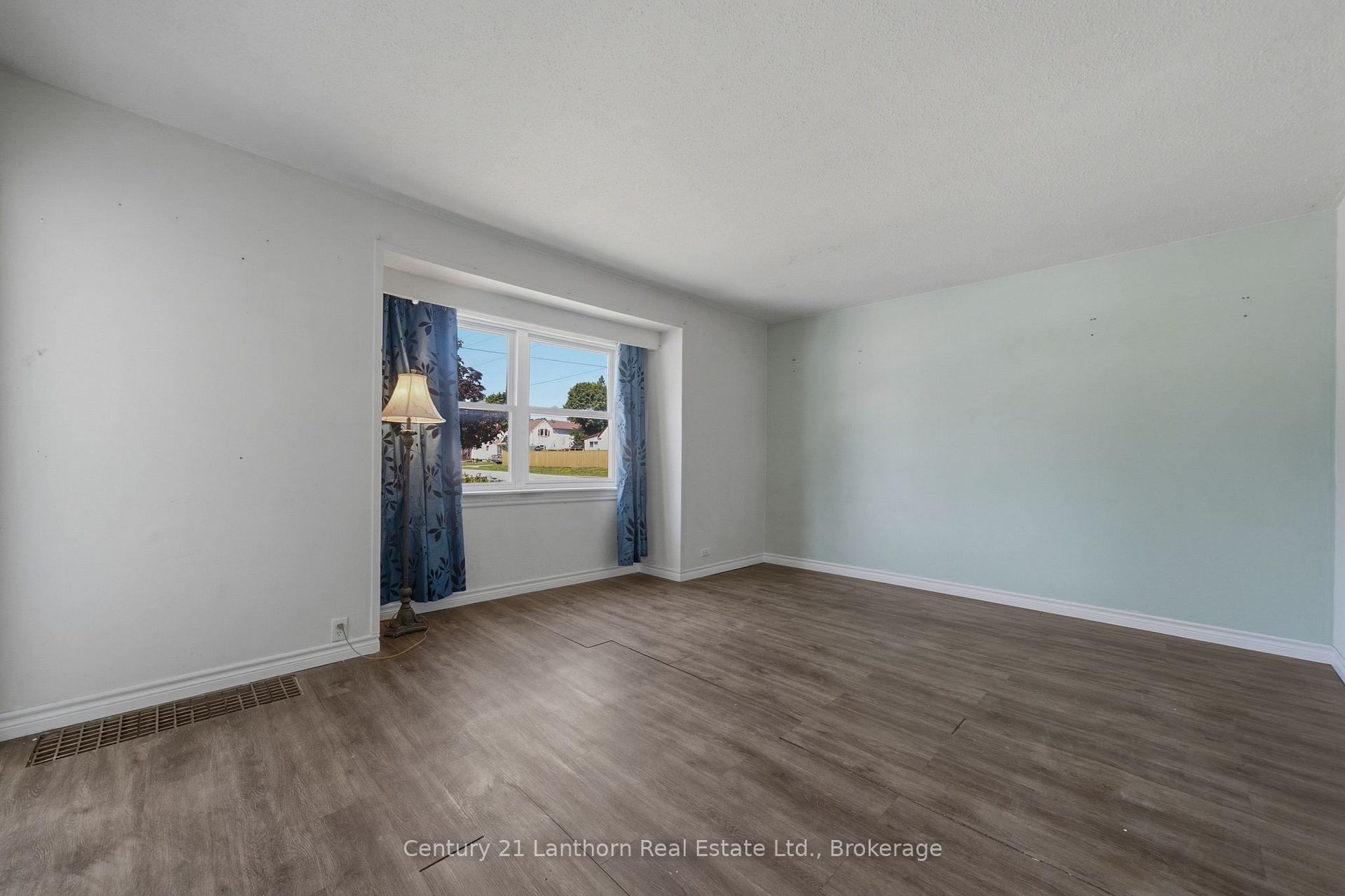 Photo 11 of 105 Humewood Drive, Belleville, Belleville Ward — HOMEH
