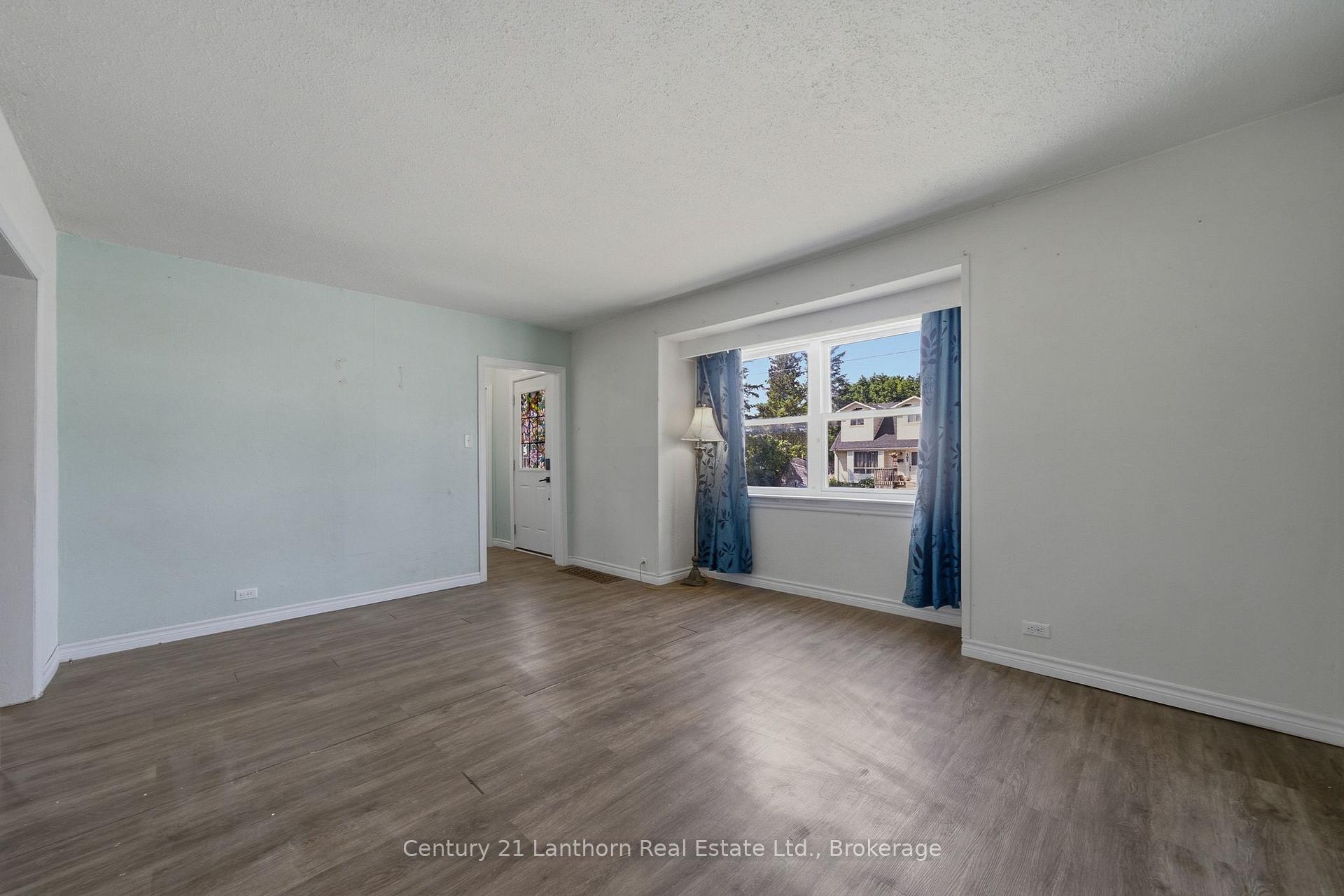 Photo 12 of 105 Humewood Drive, Belleville, Belleville Ward — HOMEH