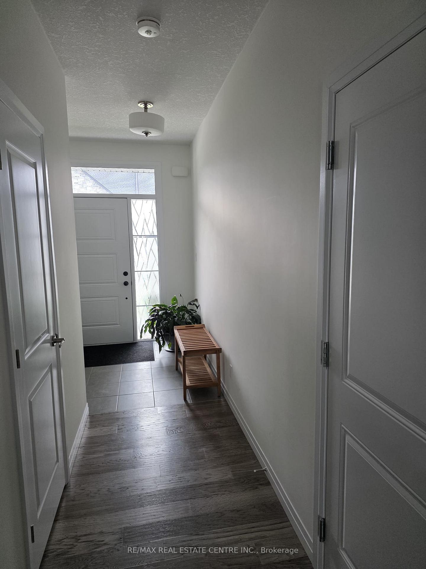 Photo 3 of 36 Queensbrook Crescent, Cambridge, Westview — HOMEH