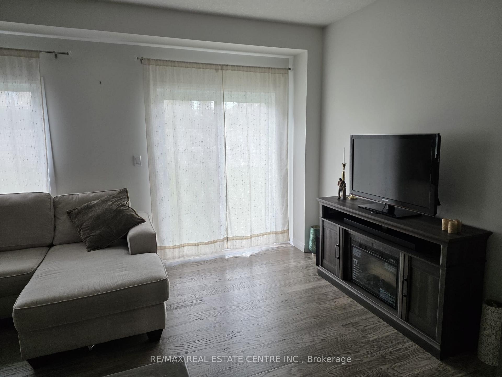 Photo 4 of 36 Queensbrook Crescent, Cambridge, Westview — HOMEH
