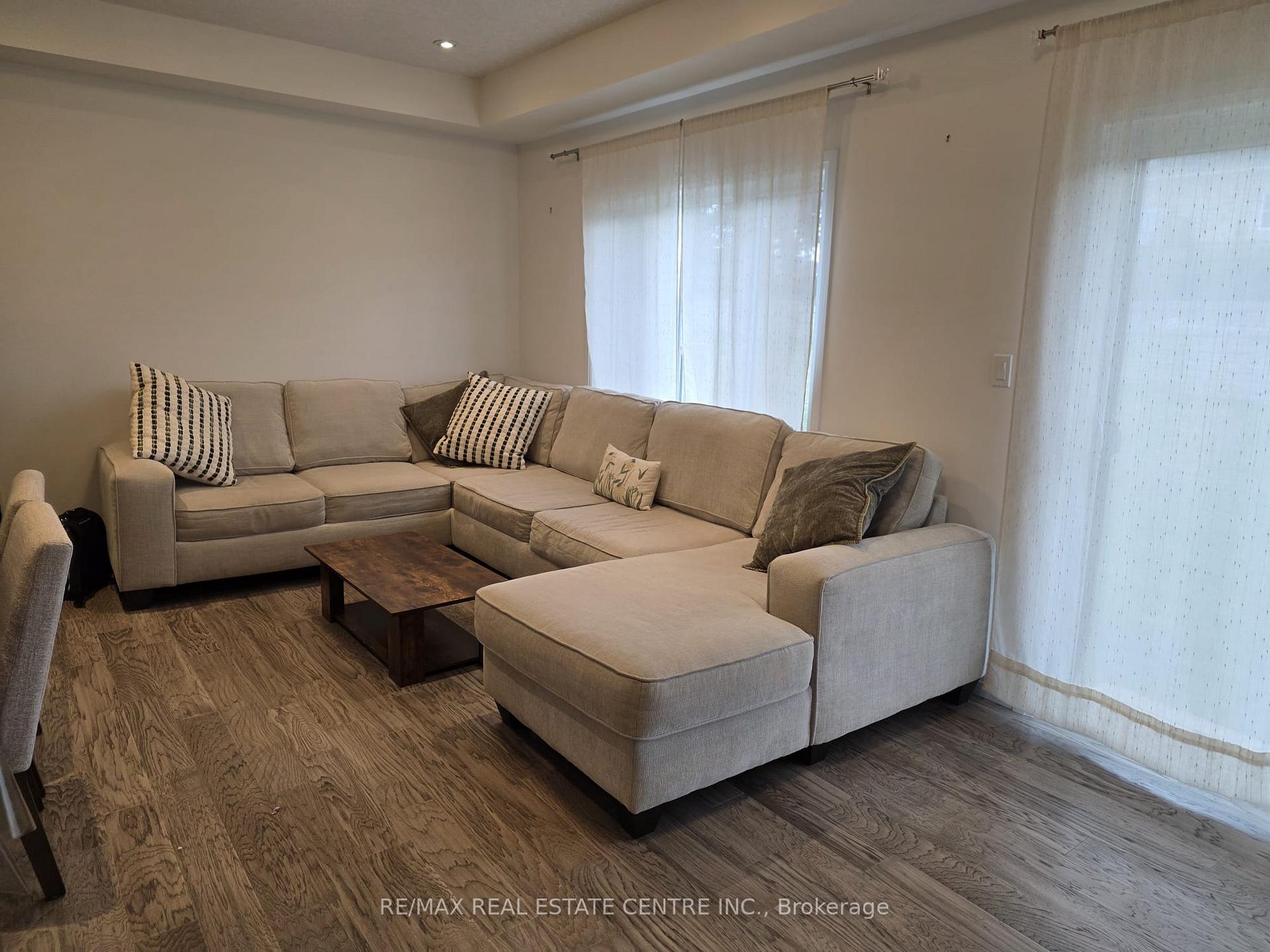Photo 10 of 36 Queensbrook Crescent, Cambridge, Westview — HOMEH