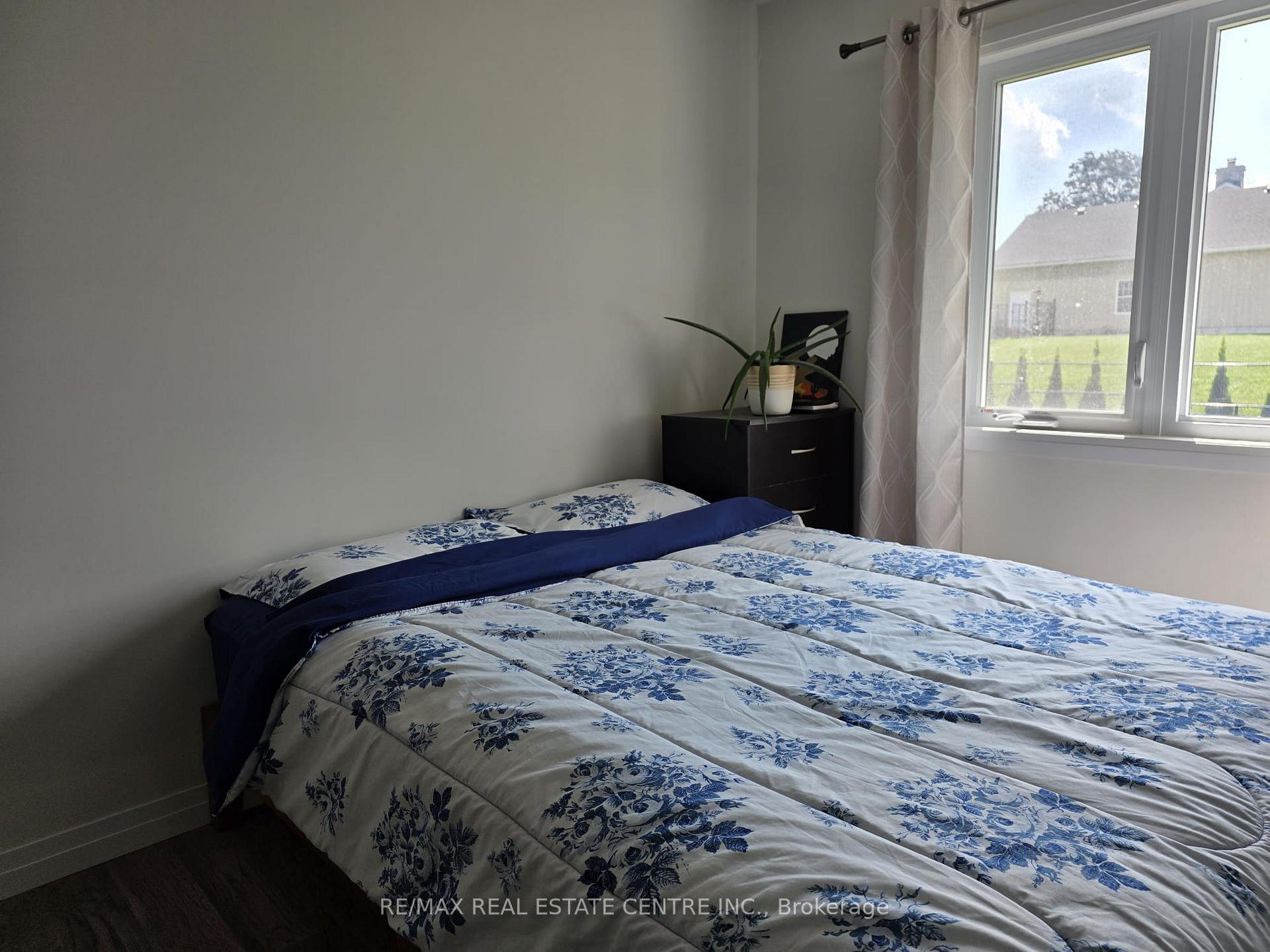 Photo 15 of 36 Queensbrook Crescent, Cambridge, Westview — HOMEH
