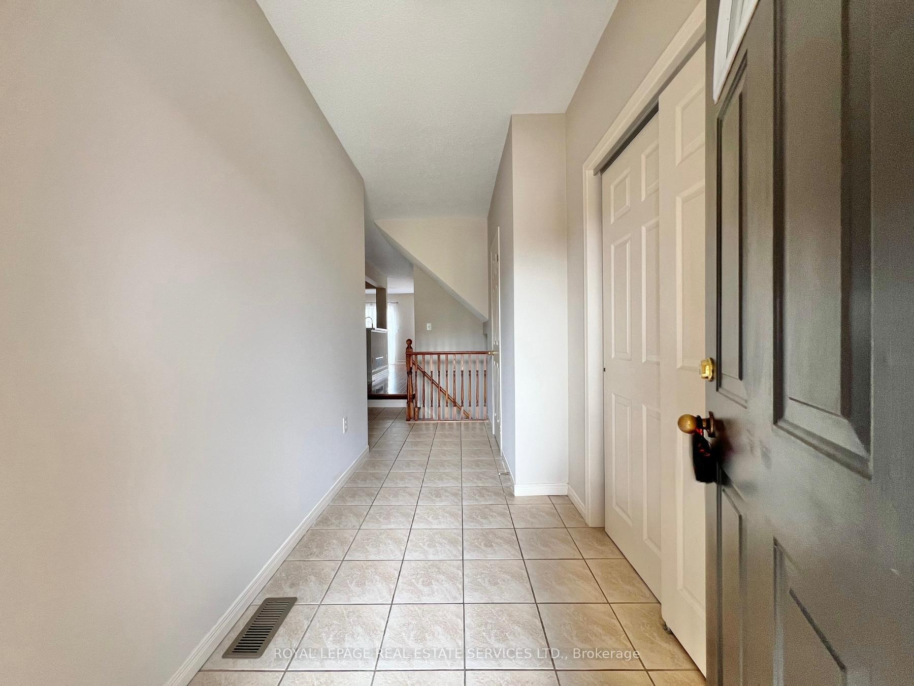 Photo 3 of 2153 Redstone Crescent, Oakville, Westmount — HOMEH
