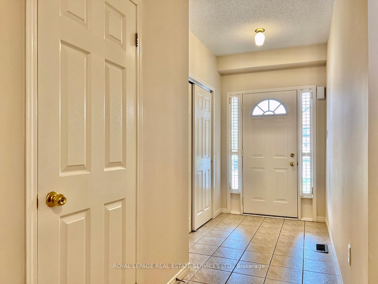 Photo 4 of 2153 Redstone Crescent, Oakville, Westmount — HOMEH