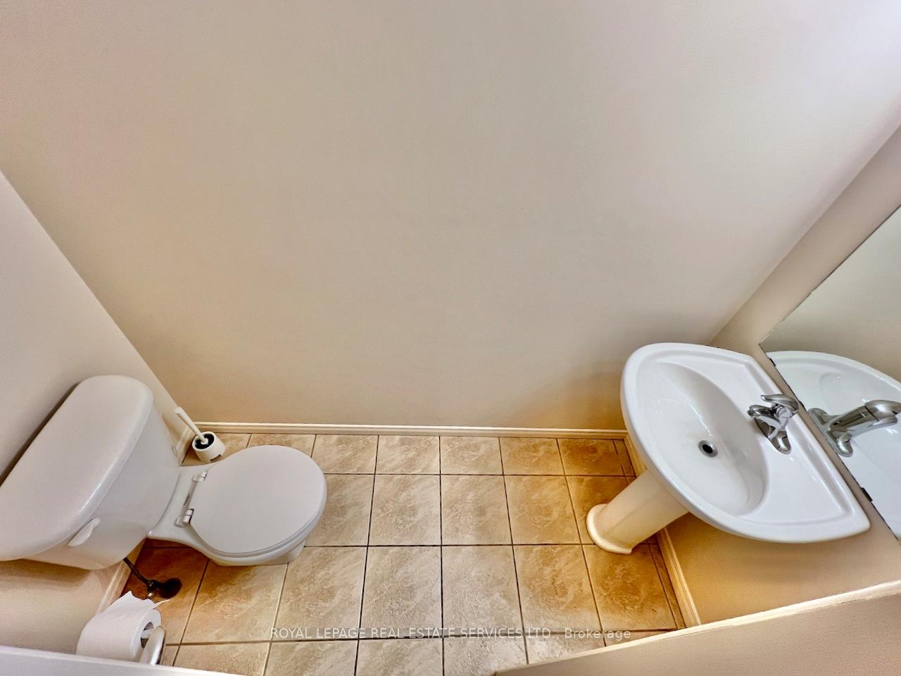 Photo 5 of 2153 Redstone Crescent, Oakville, Westmount — HOMEH