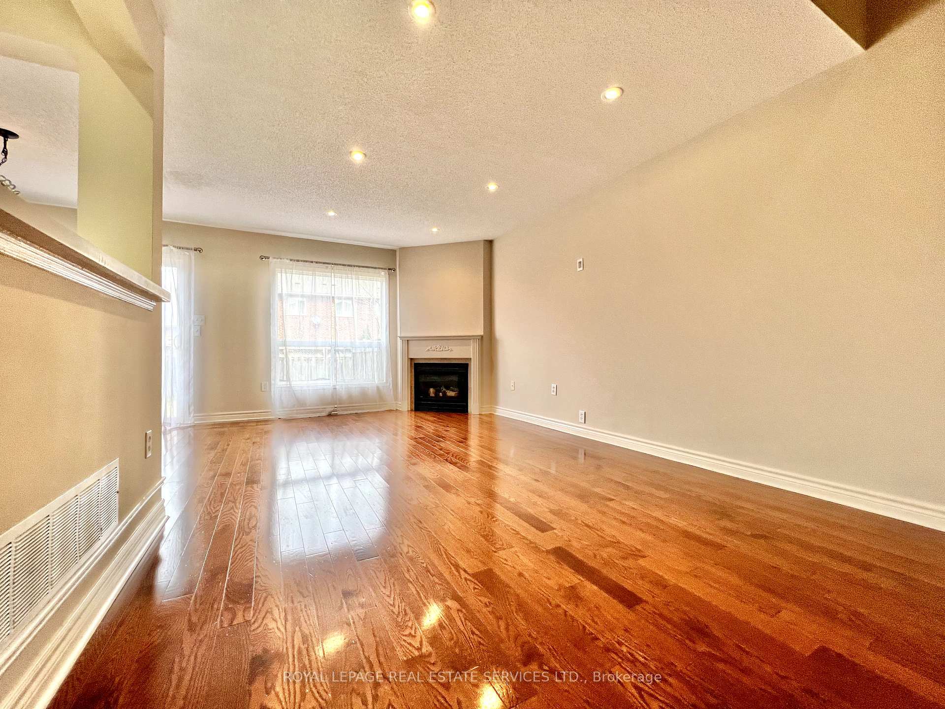 Photo 6 of 2153 Redstone Crescent, Oakville, Westmount — HOMEH
