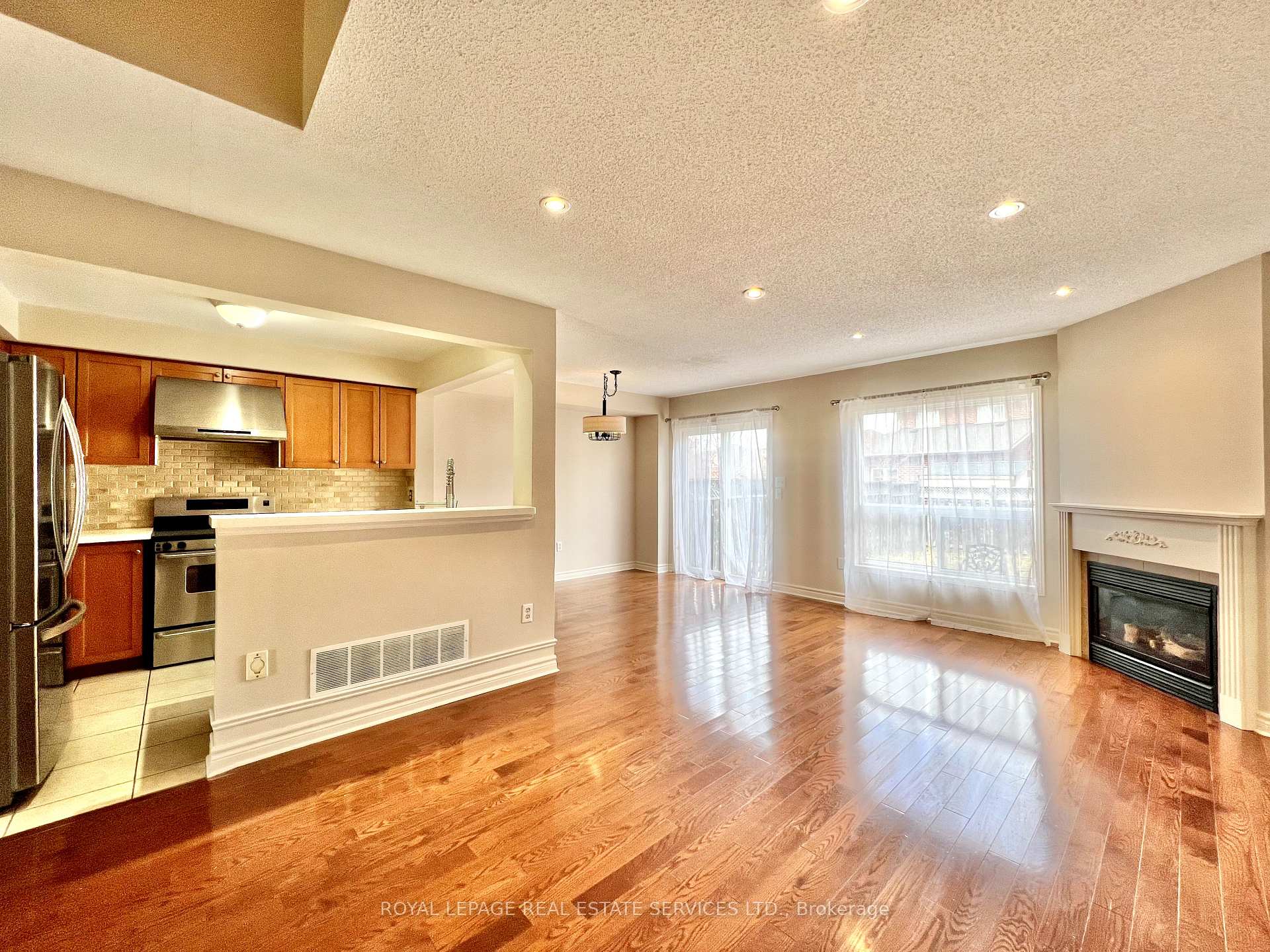 Photo 7 of 2153 Redstone Crescent, Oakville, Westmount — HOMEH