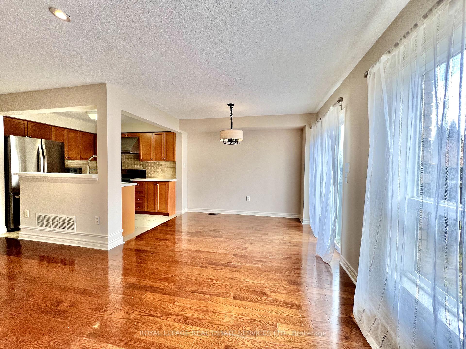 Photo 8 of 2153 Redstone Crescent, Oakville, Westmount — HOMEH