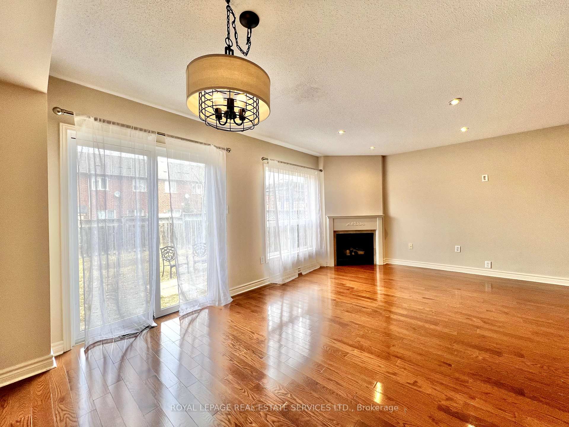 Photo 9 of 2153 Redstone Crescent, Oakville, Westmount — HOMEH