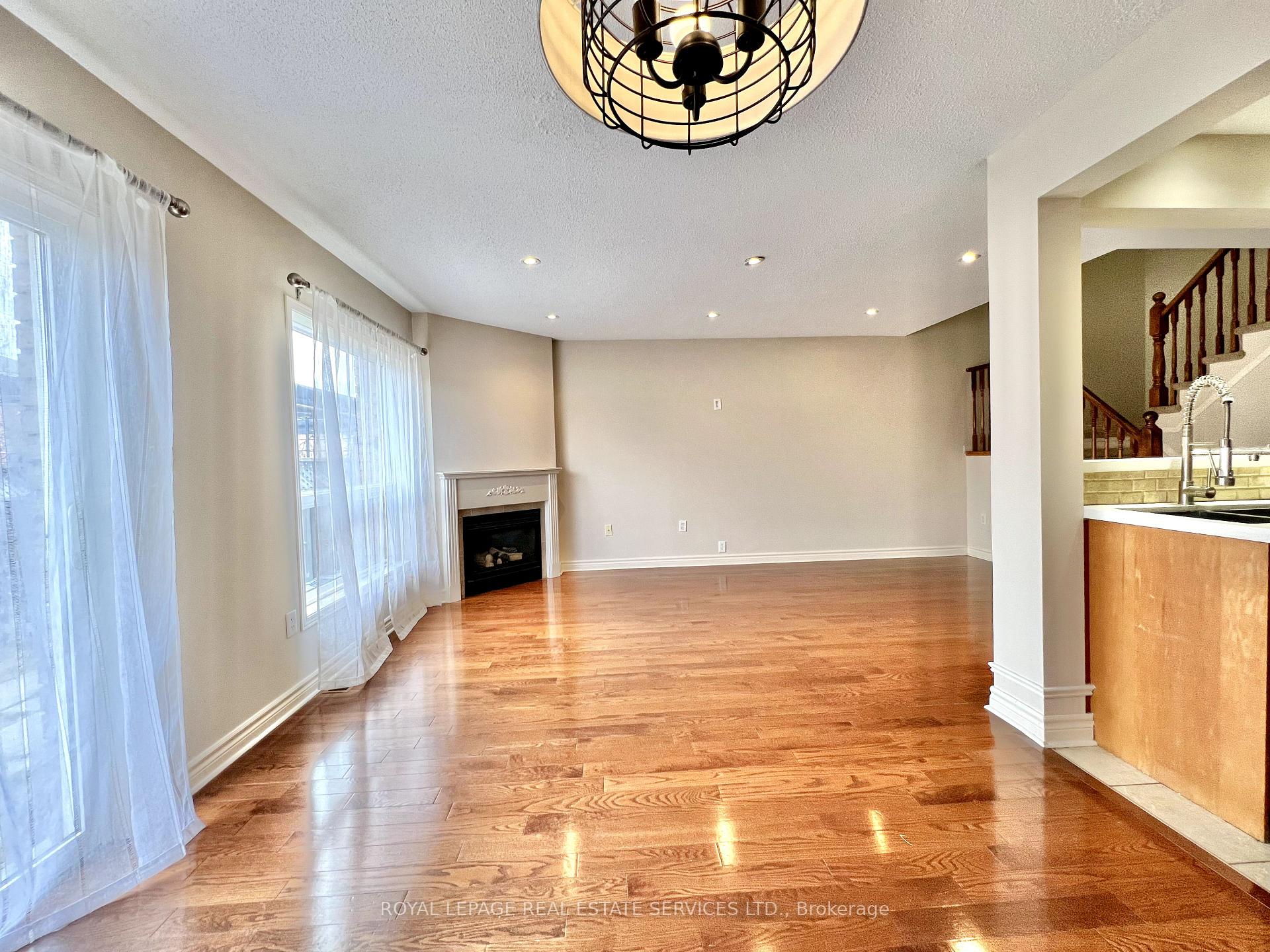 Photo 10 of 2153 Redstone Crescent, Oakville, Westmount — HOMEH